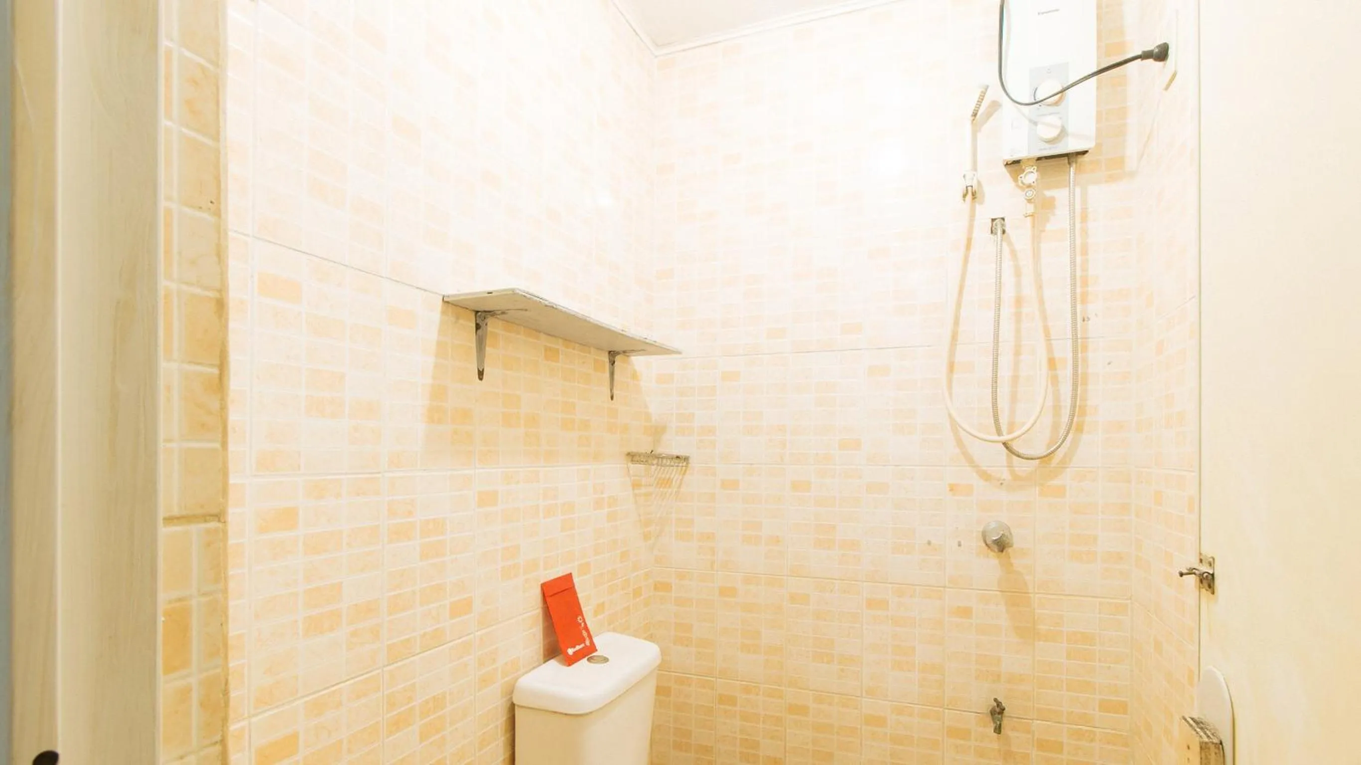 Shower in RedDoorz @ The V'Jour Hotel Angeles