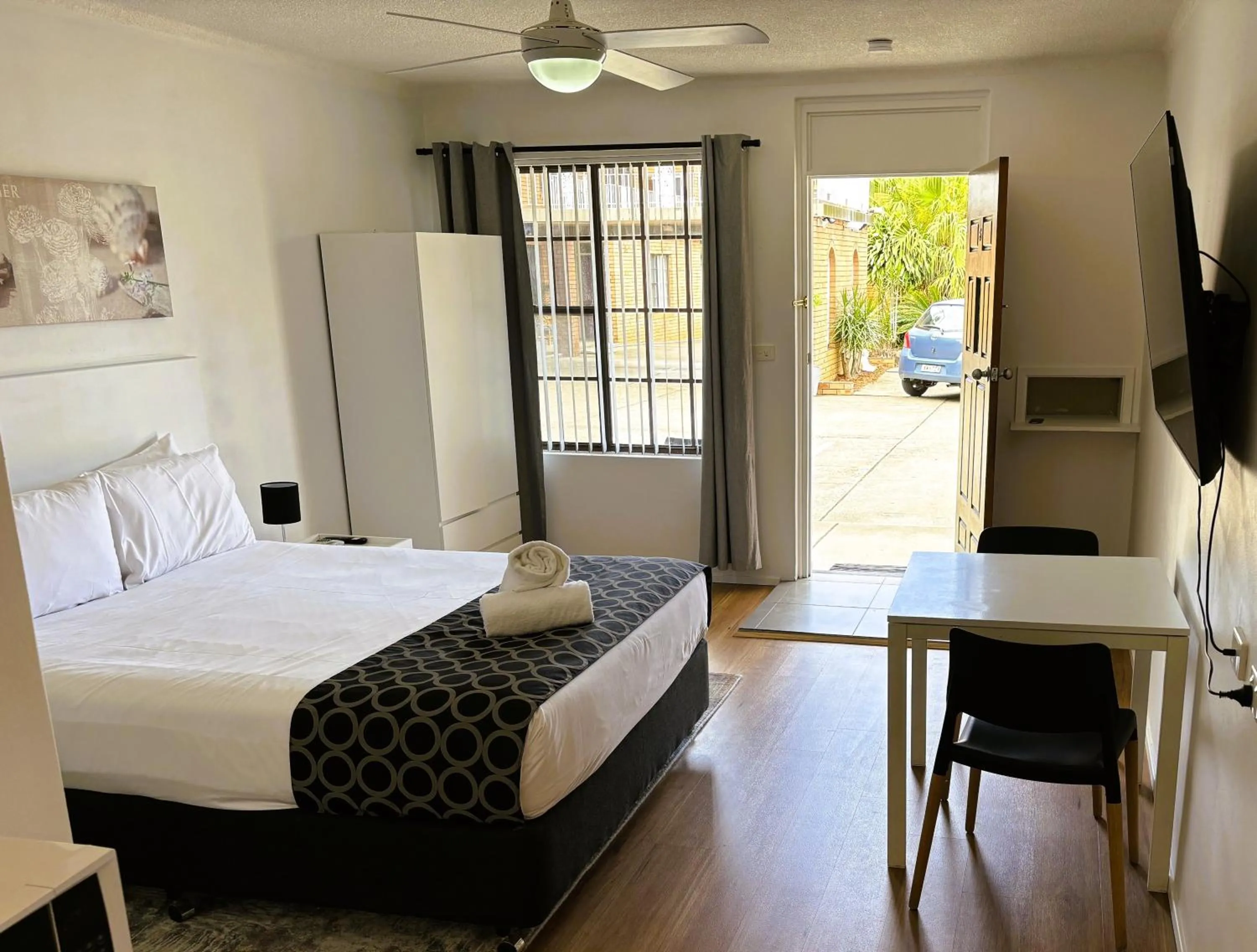 Bedroom, Bed in Bella Villa Motor Inn