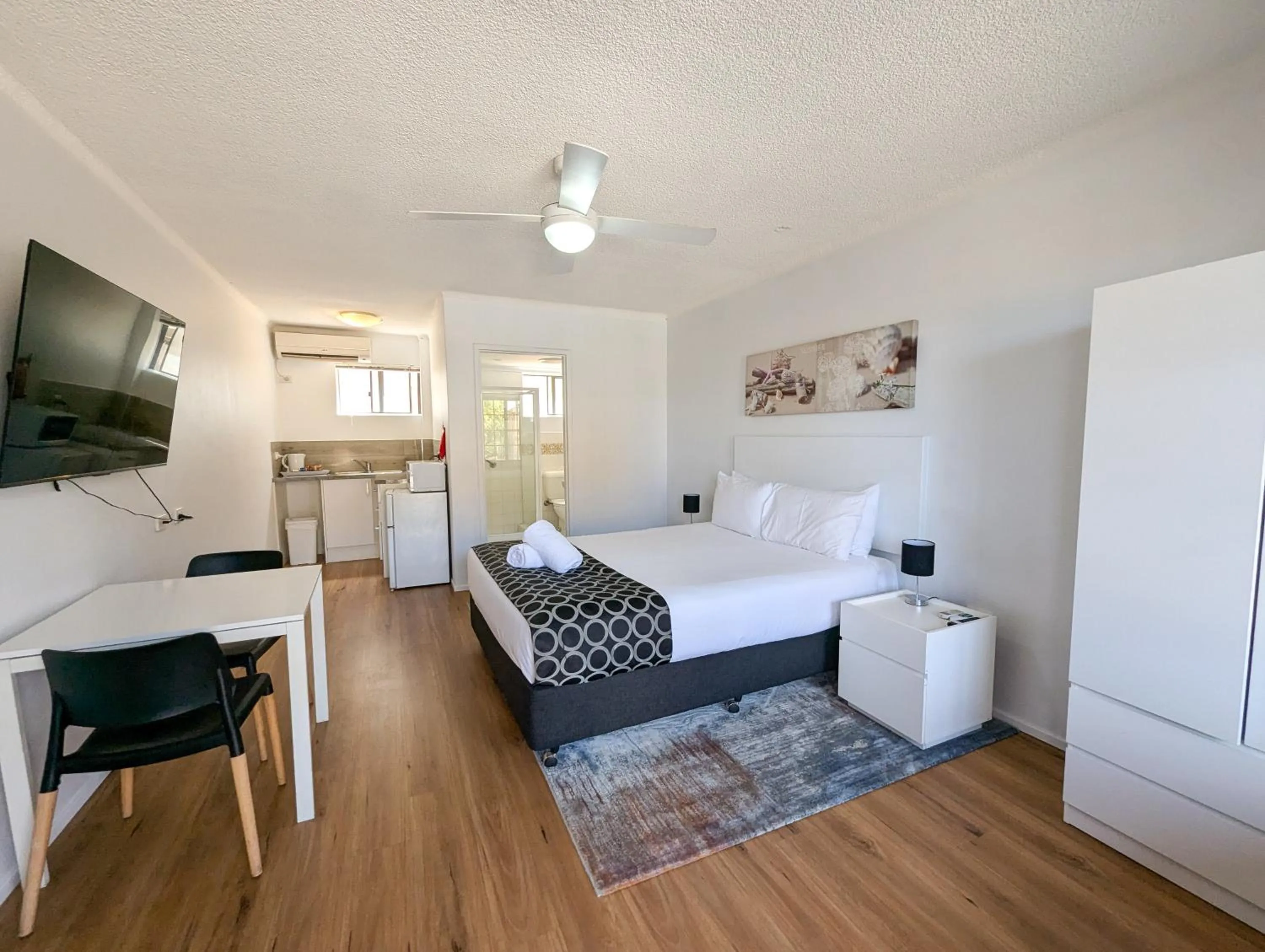 Bedroom, Bed in Bella Villa Motor Inn