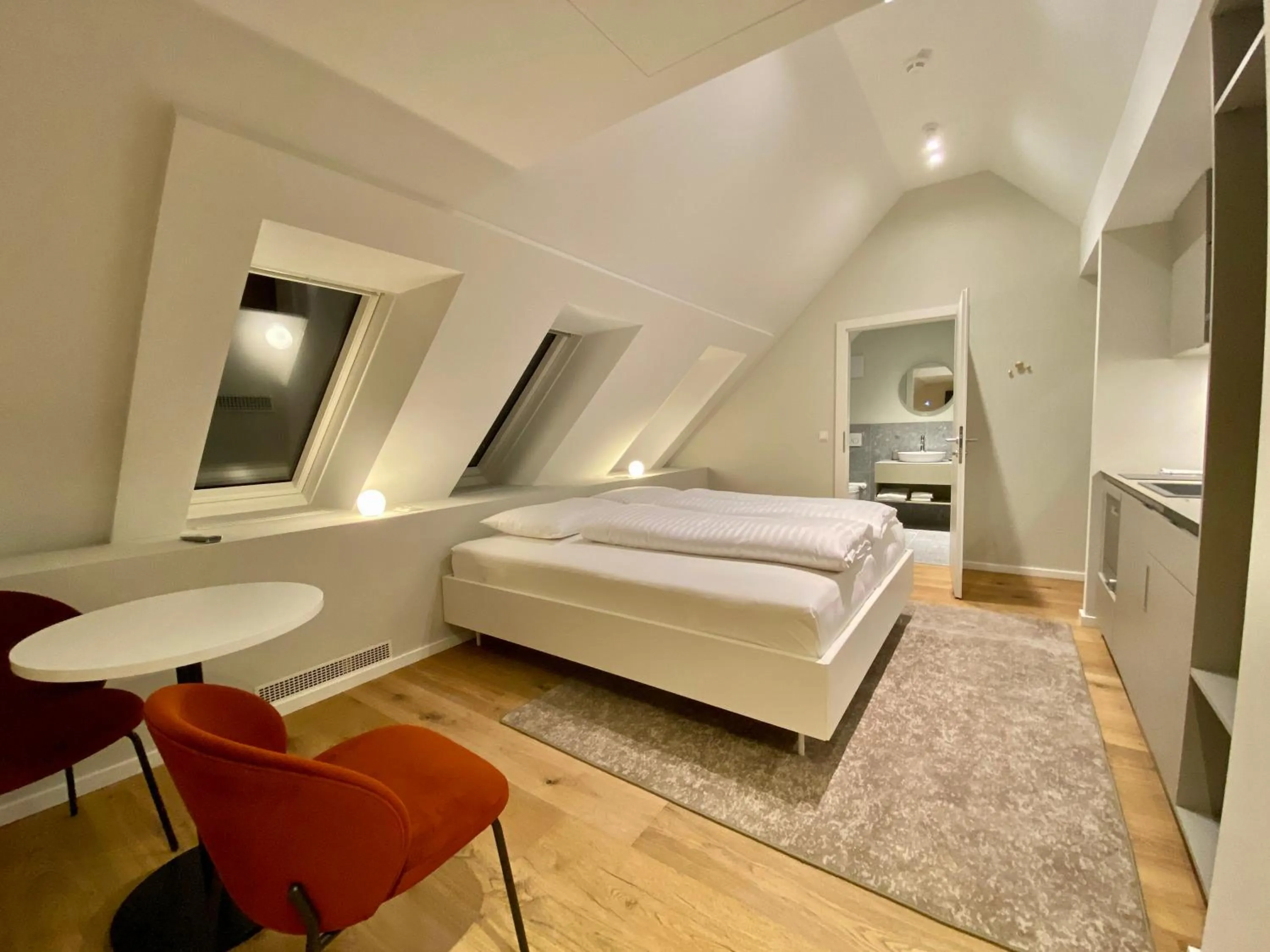 Photo of the whole room, Bed in Blackhome Wien I contactless check-in
