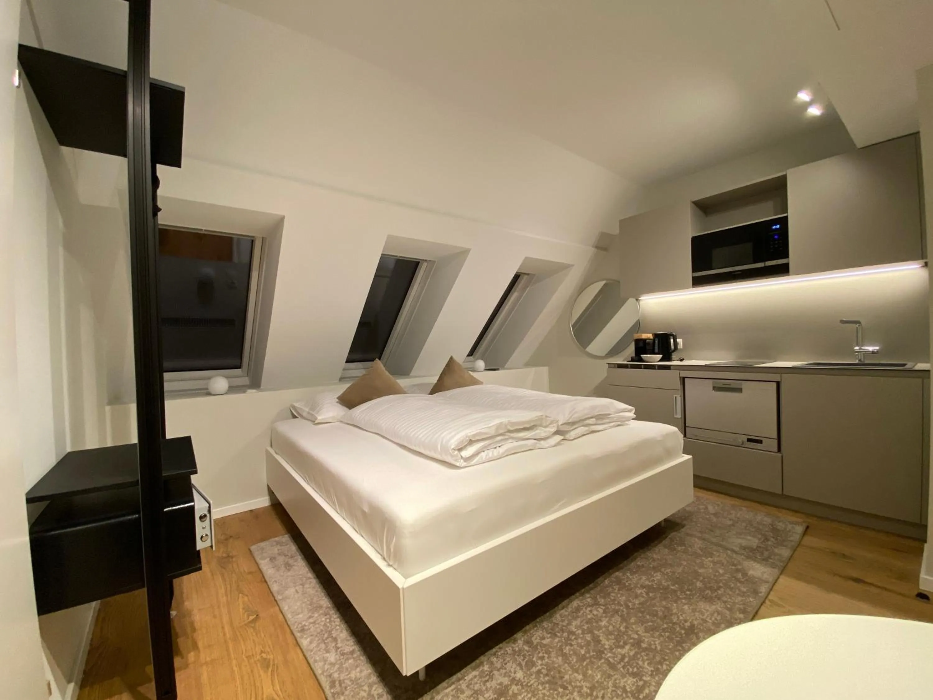 Photo of the whole room, Bed in Blackhome Wien I contactless check-in