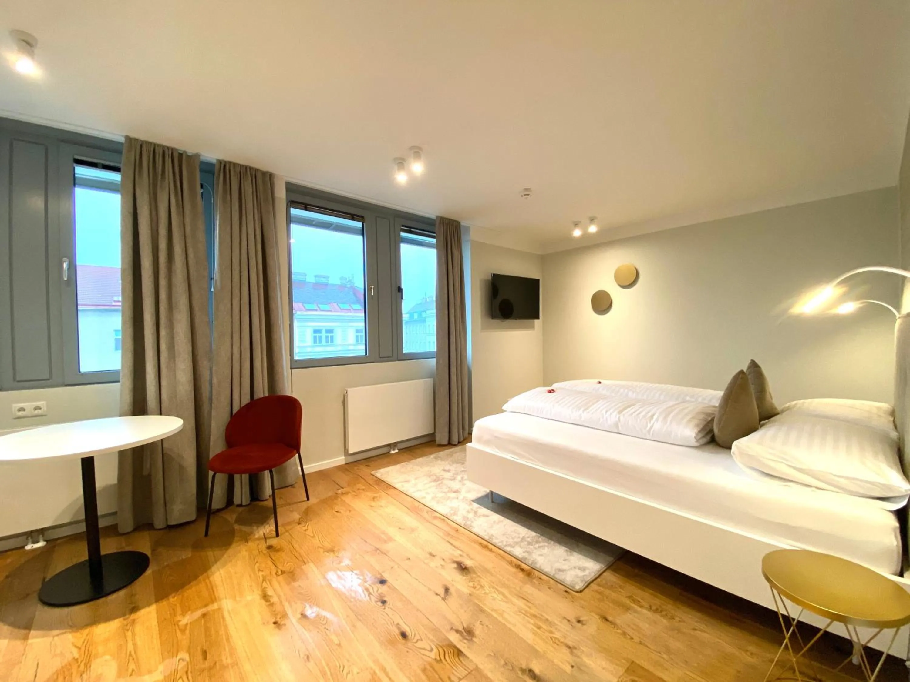 Photo of the whole room, Bed in Blackhome Wien I contactless check-in