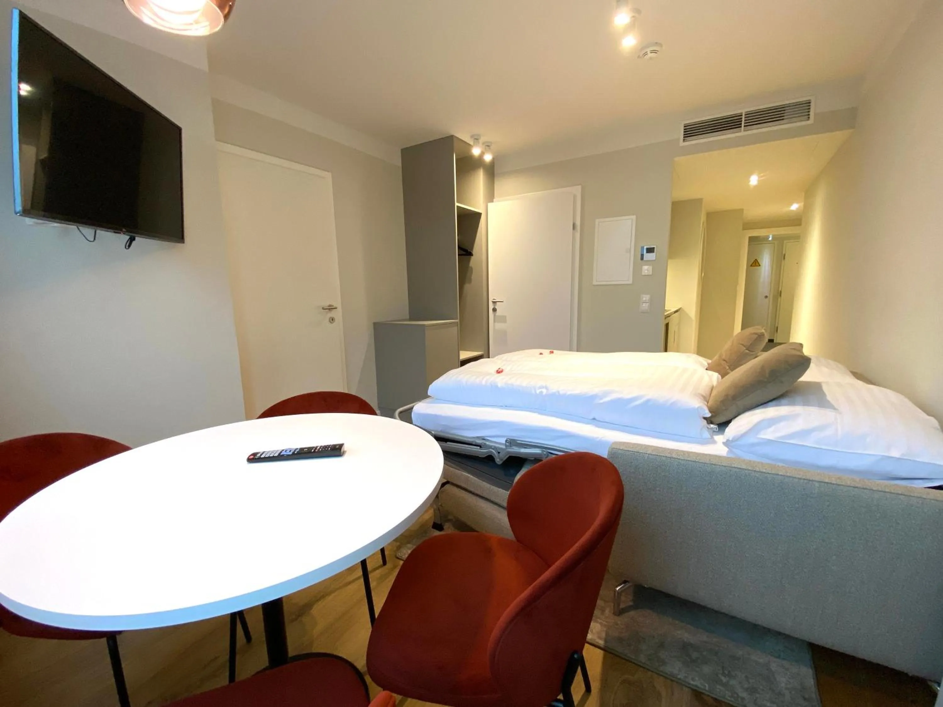 Photo of the whole room, Bed in Blackhome Wien I contactless check-in