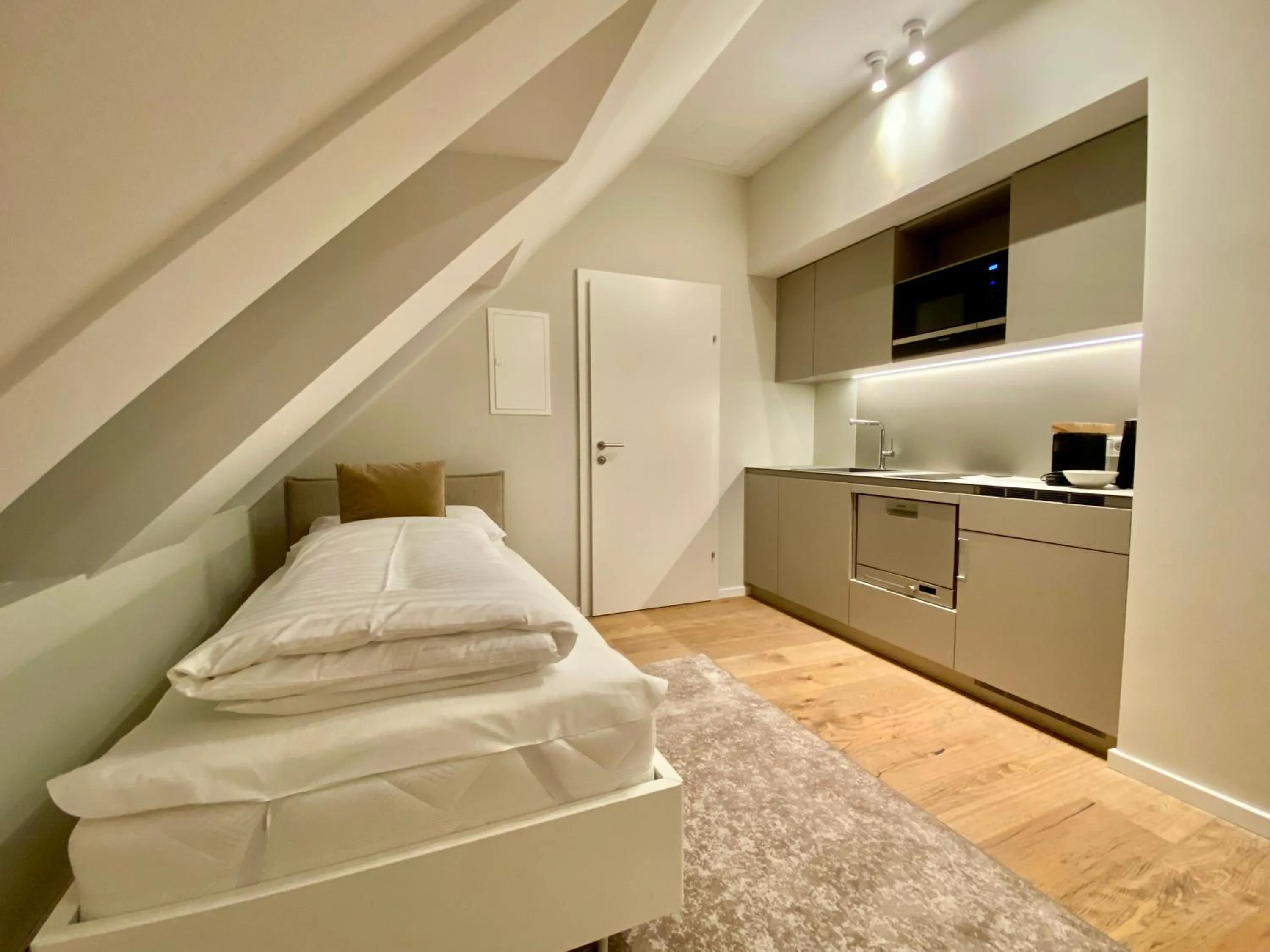 Photo of the whole room, Bed in Blackhome Wien I contactless check-in