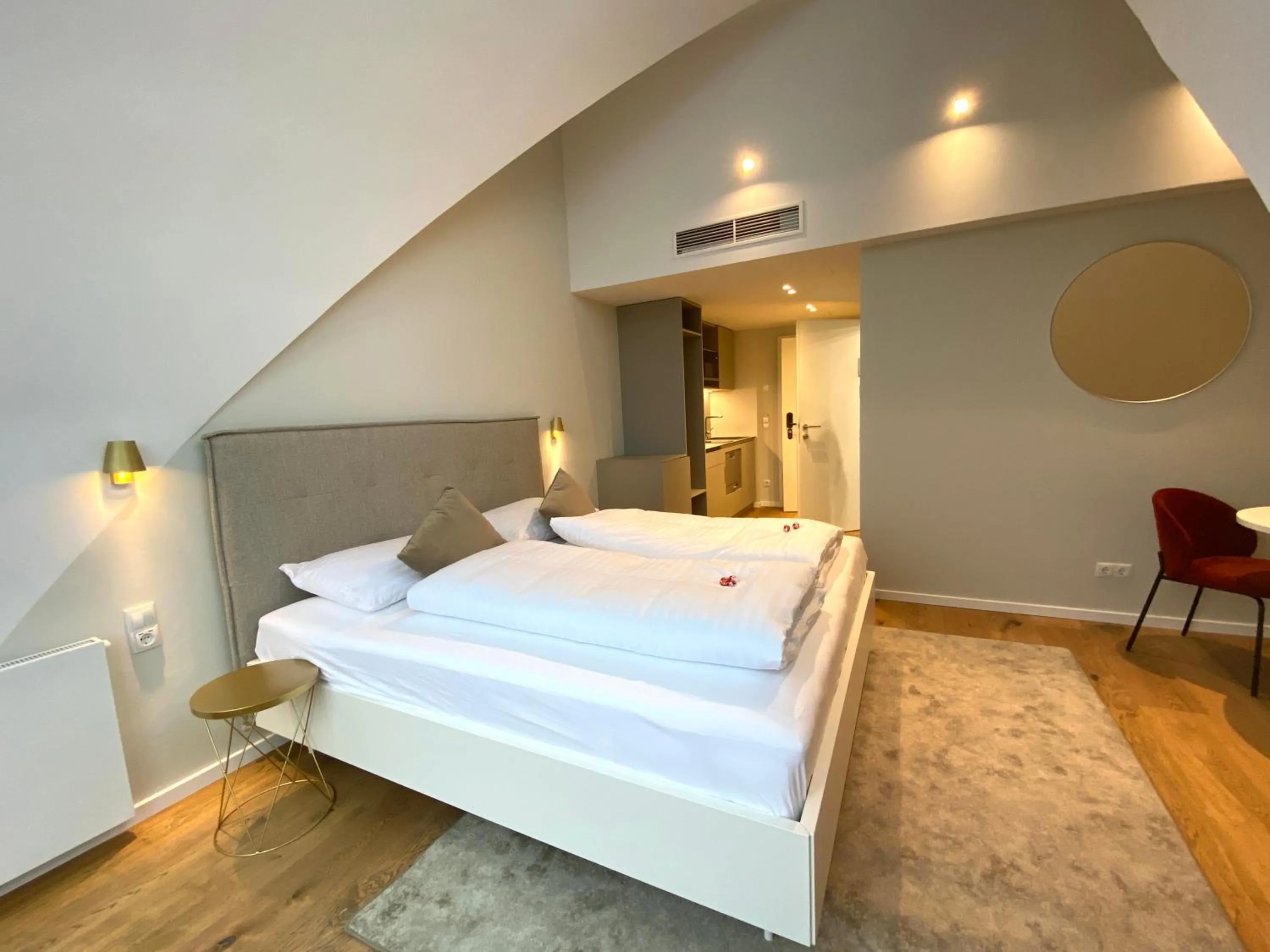 Photo of the whole room, Bed in Blackhome Wien I contactless check-in