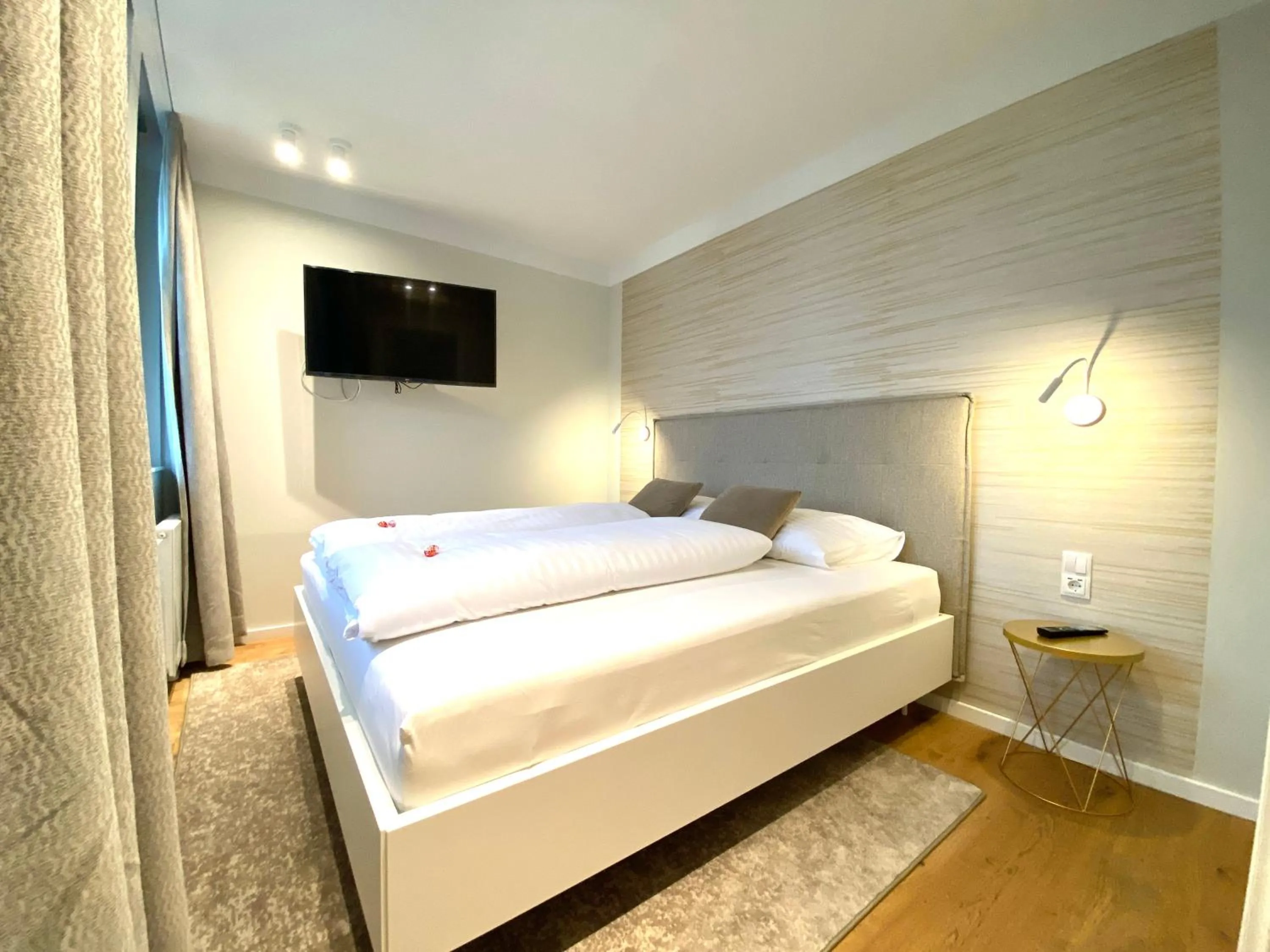 Photo of the whole room, Bed in Blackhome Wien I contactless check-in