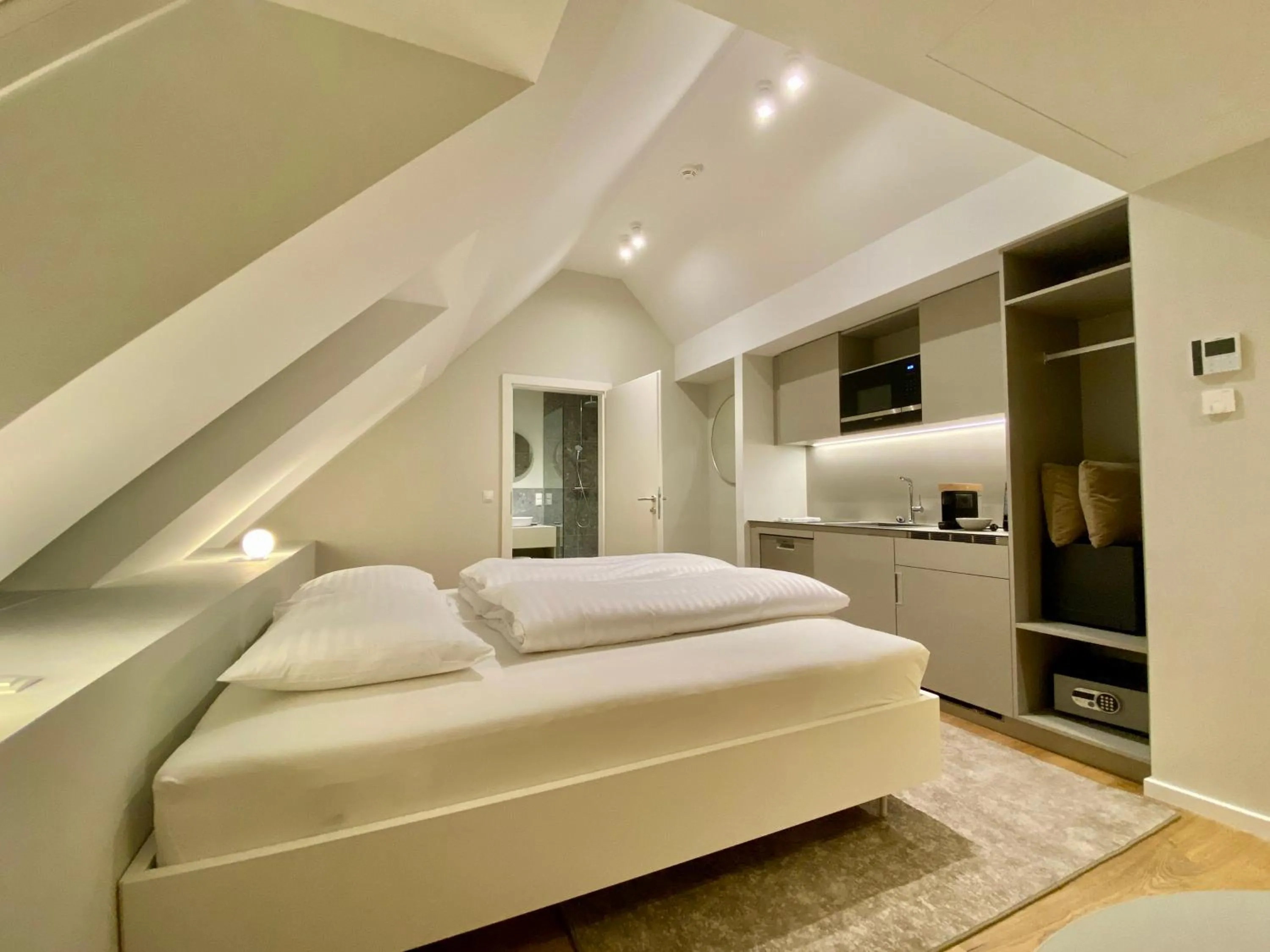 Photo of the whole room, Bed in Blackhome Wien I contactless check-in