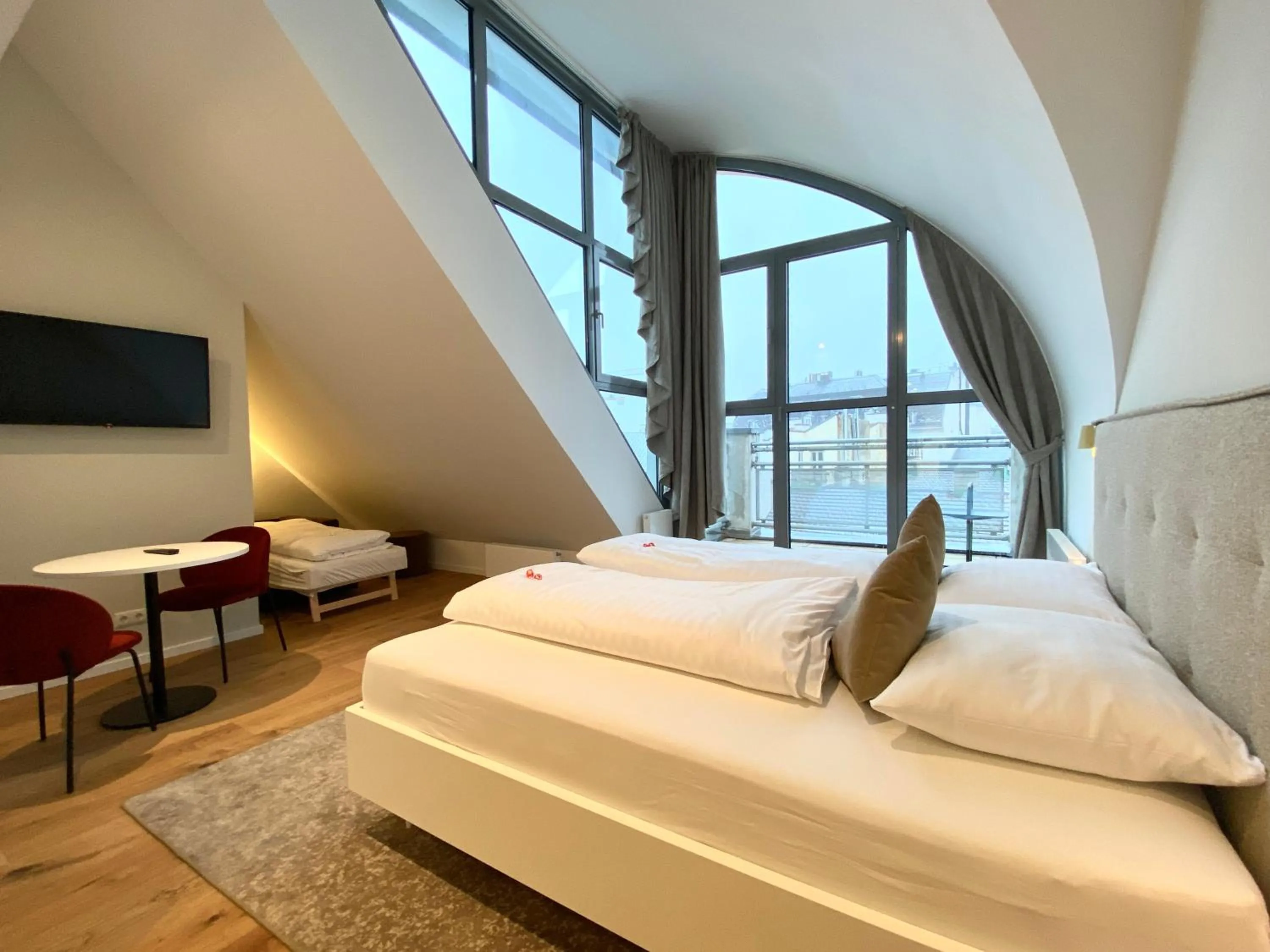 Photo of the whole room, Bed in Blackhome Wien I contactless check-in
