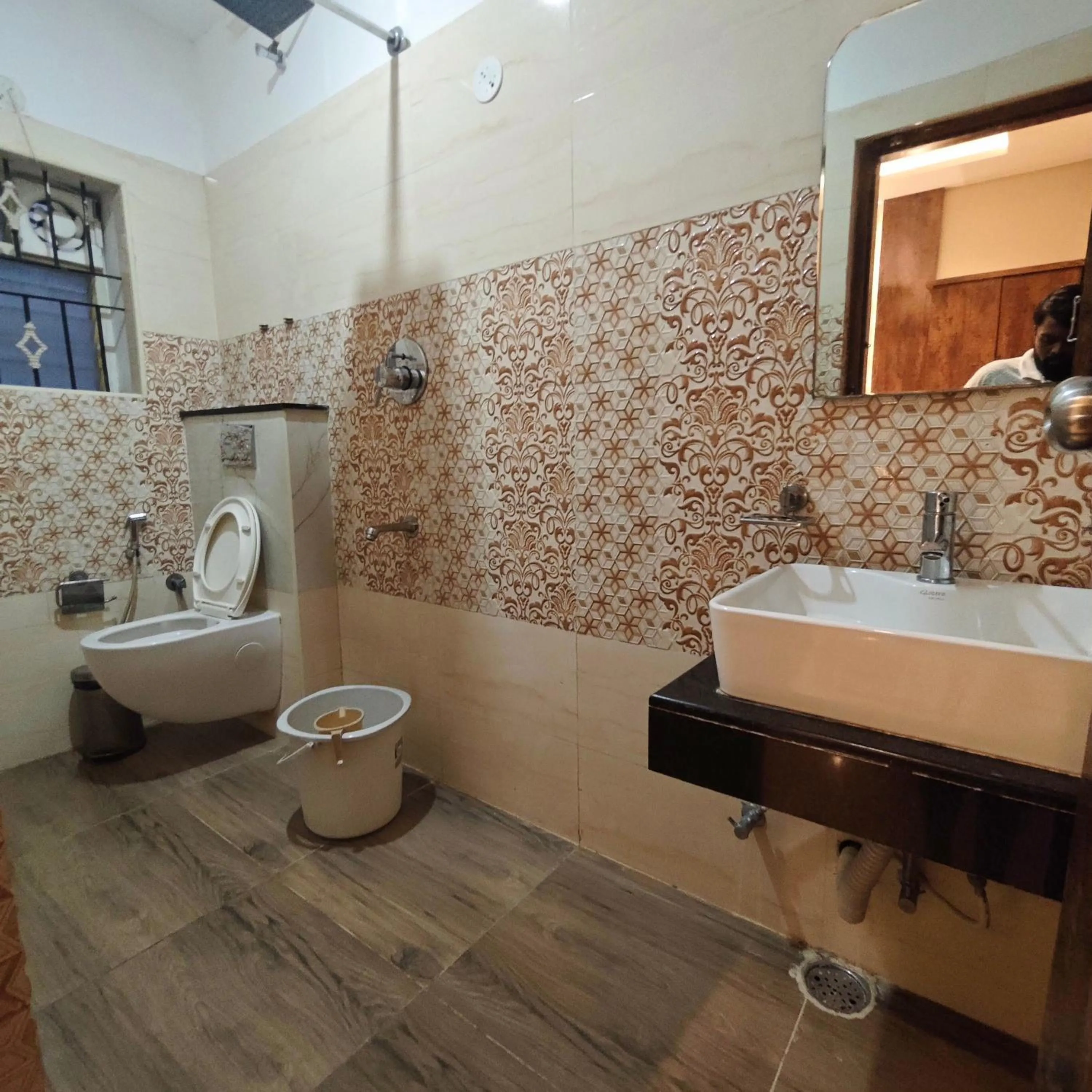 Shower in Al Noor Palace