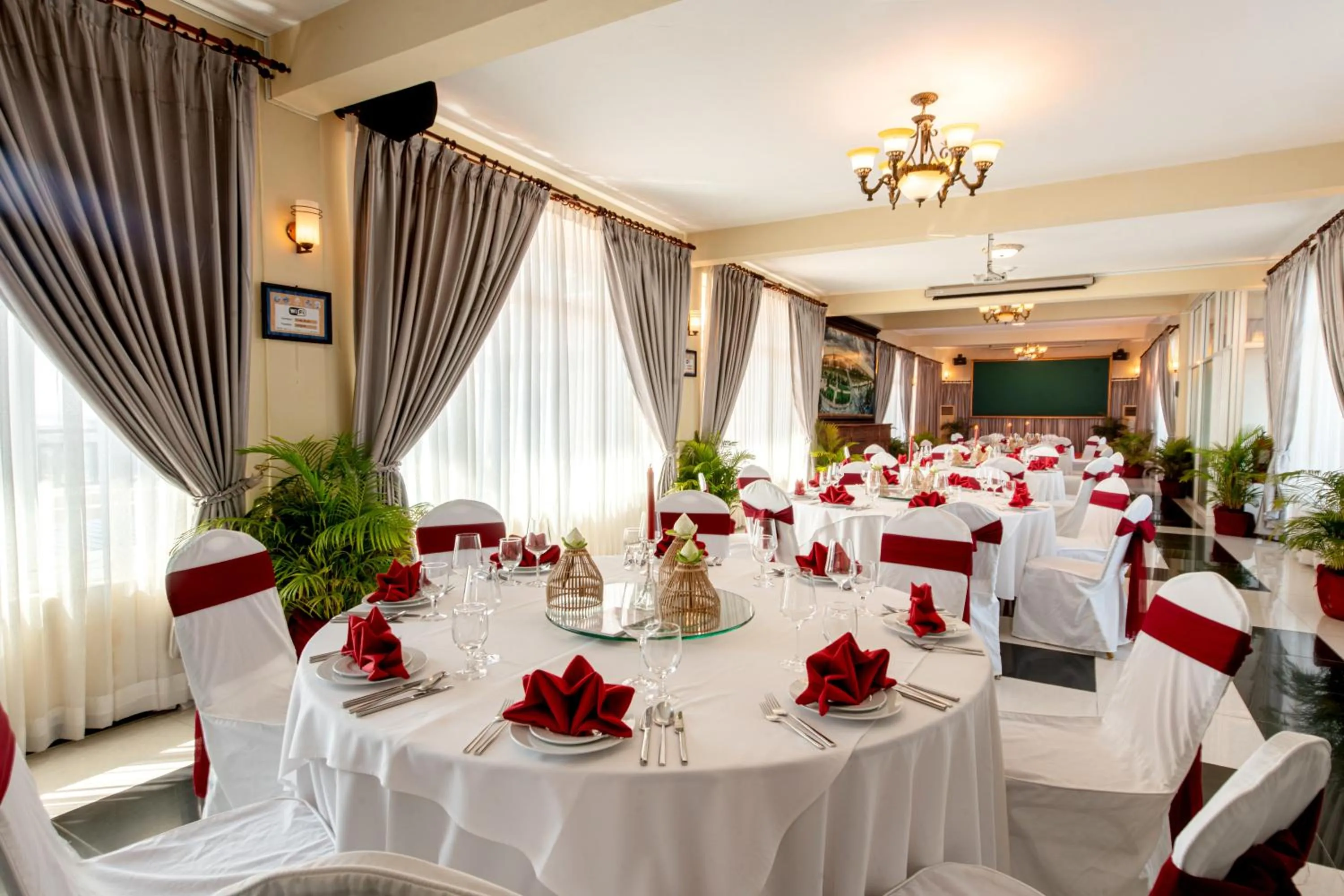Restaurant/places to eat in Classy Hotel & Spa