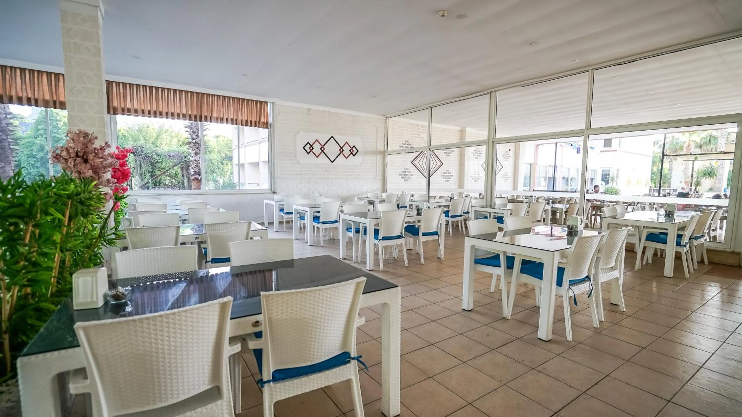 Restaurant/places to eat in CASTLE PARK HOTEL