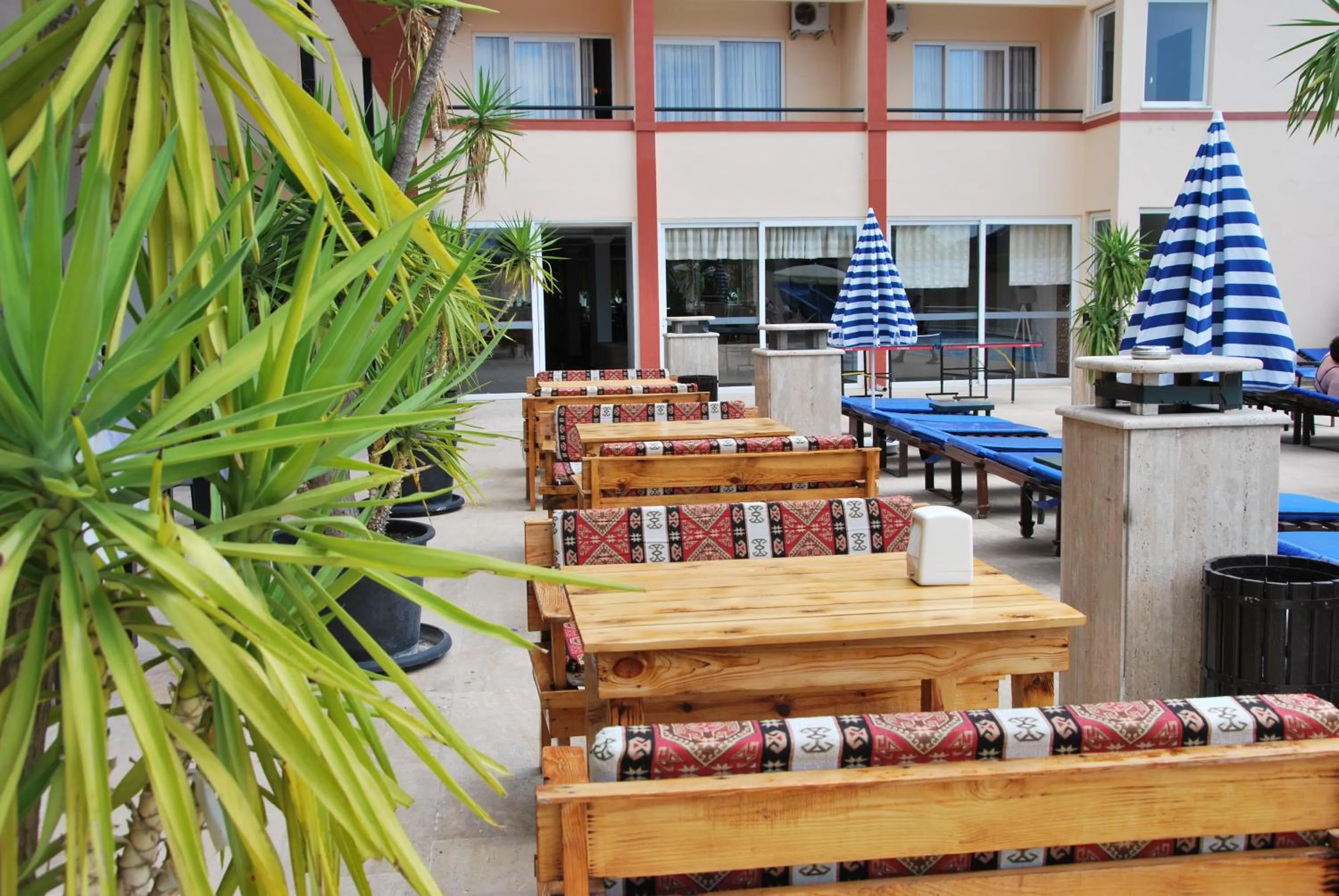 Restaurant/places to eat in CASTLE PARK HOTEL