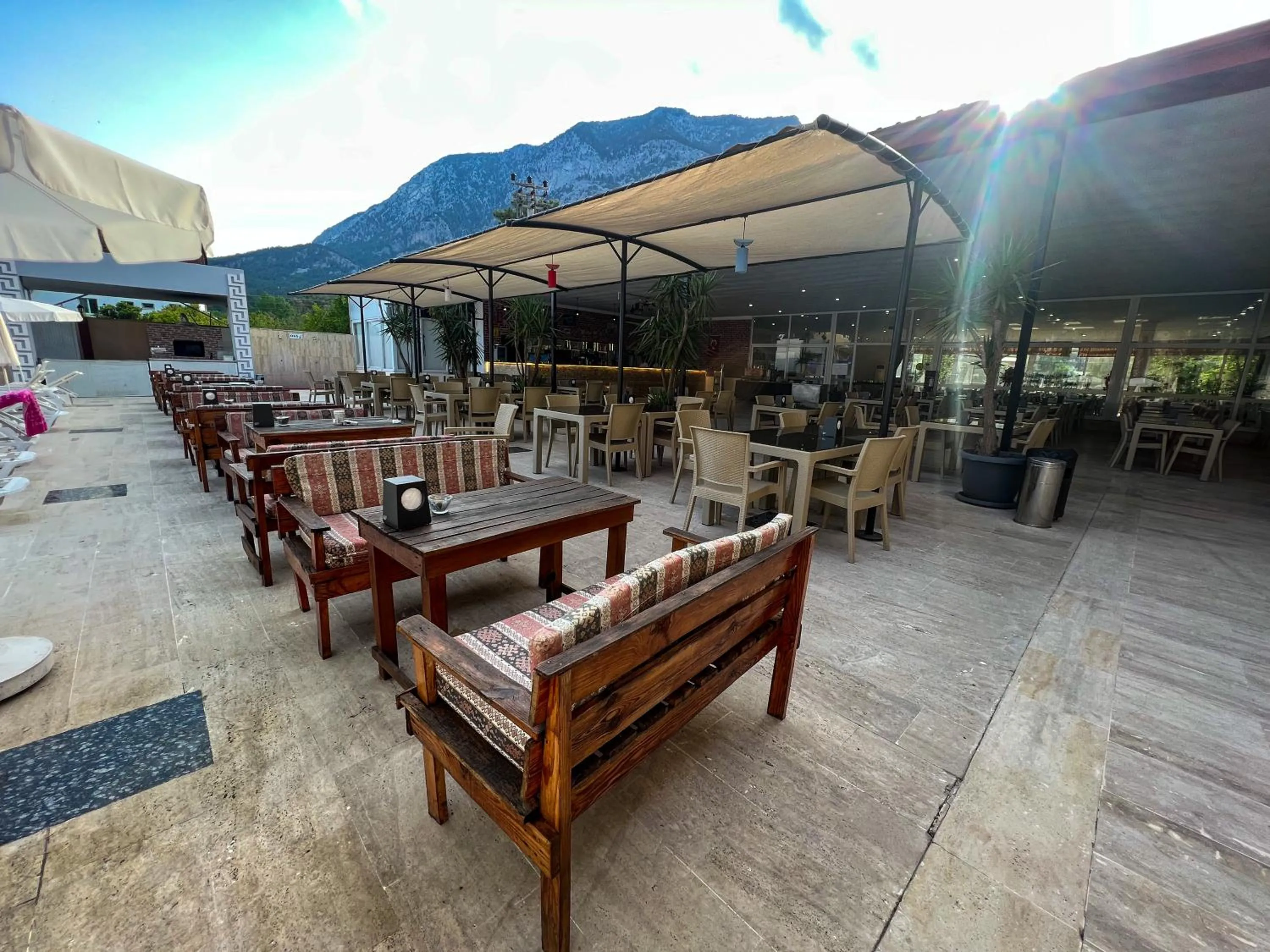 Restaurant/places to eat in CASTLE PARK HOTEL