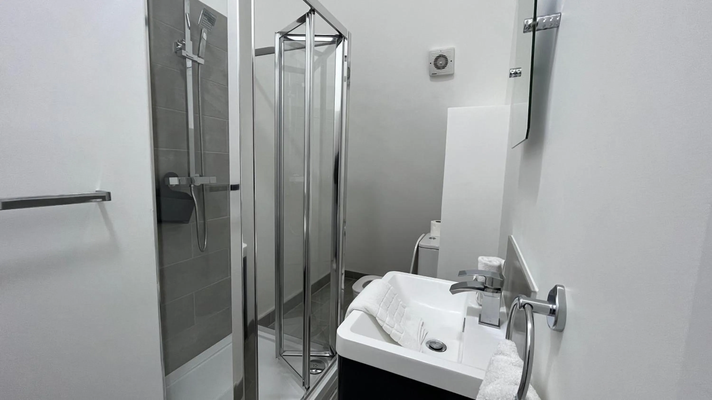 Bathroom in Dockers Inn