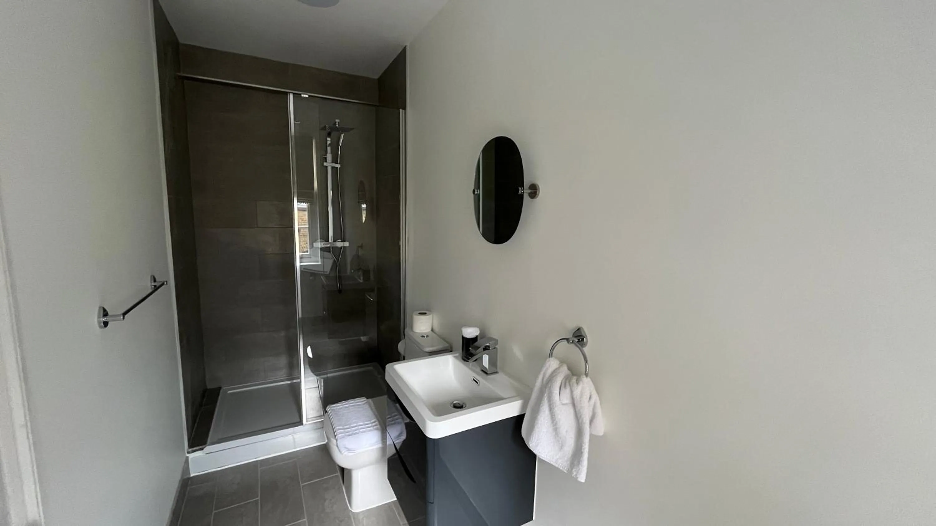 Bathroom, Bed in Dockers Inn