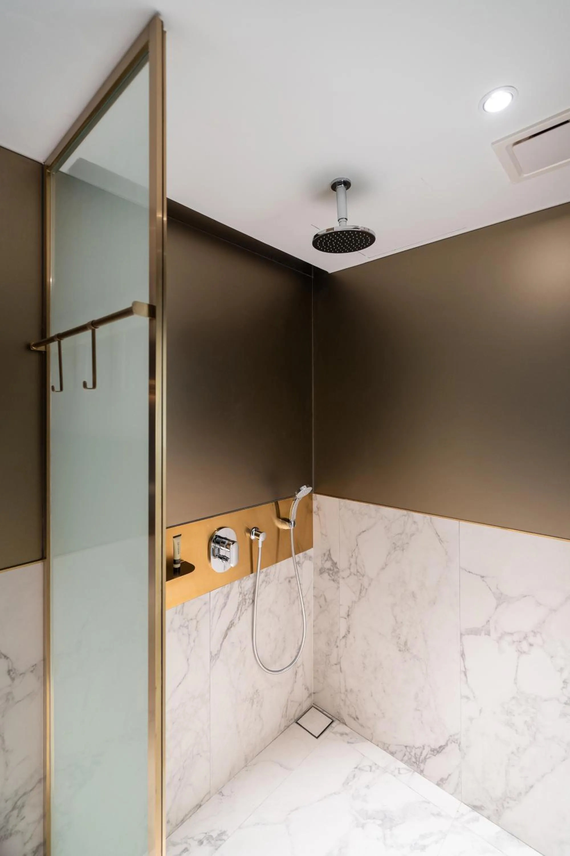 Shower in WOLO Kuala Lumpur