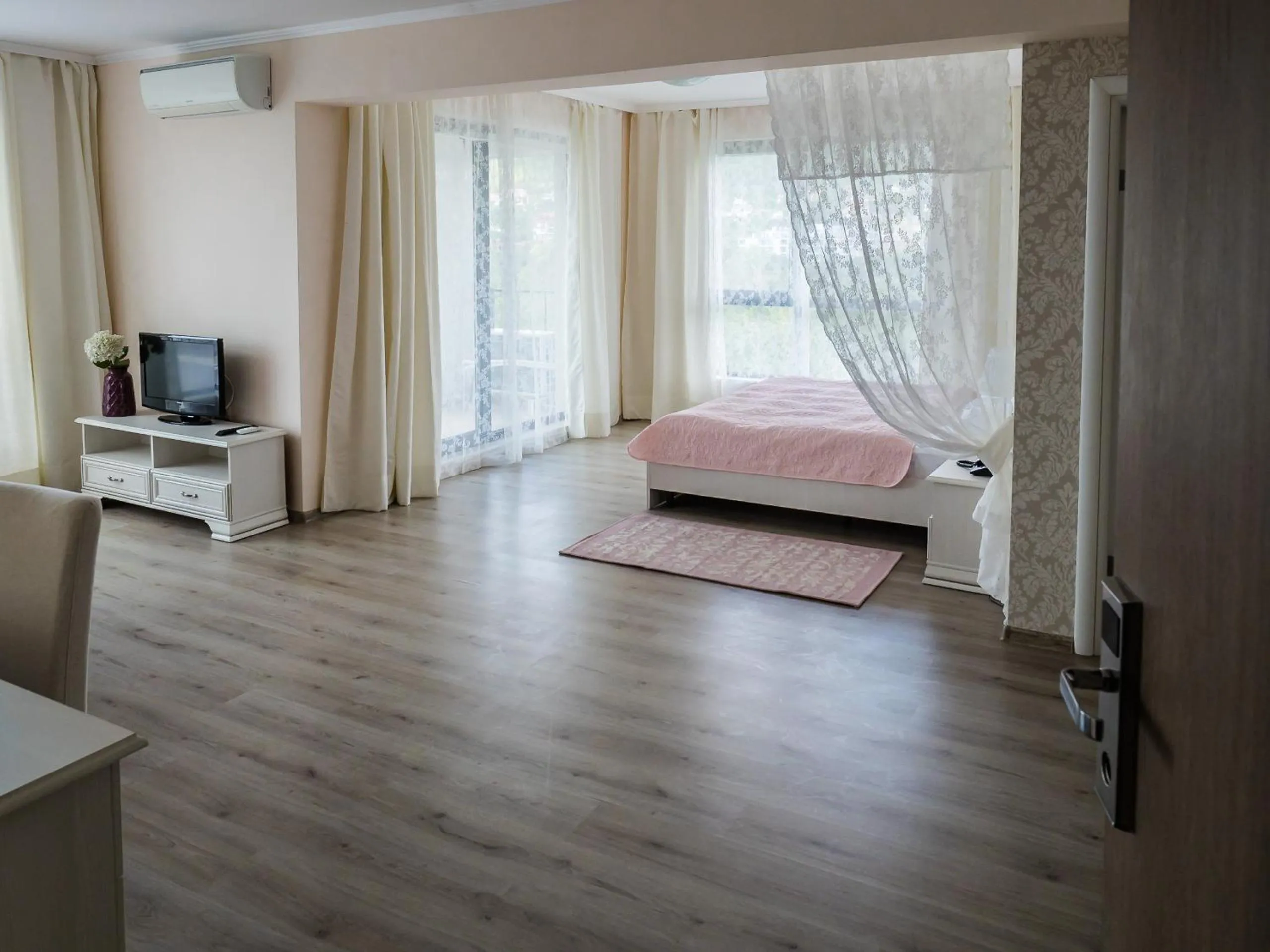 Bedroom, Bed in White Rock Castle Suite Hotel & SPA