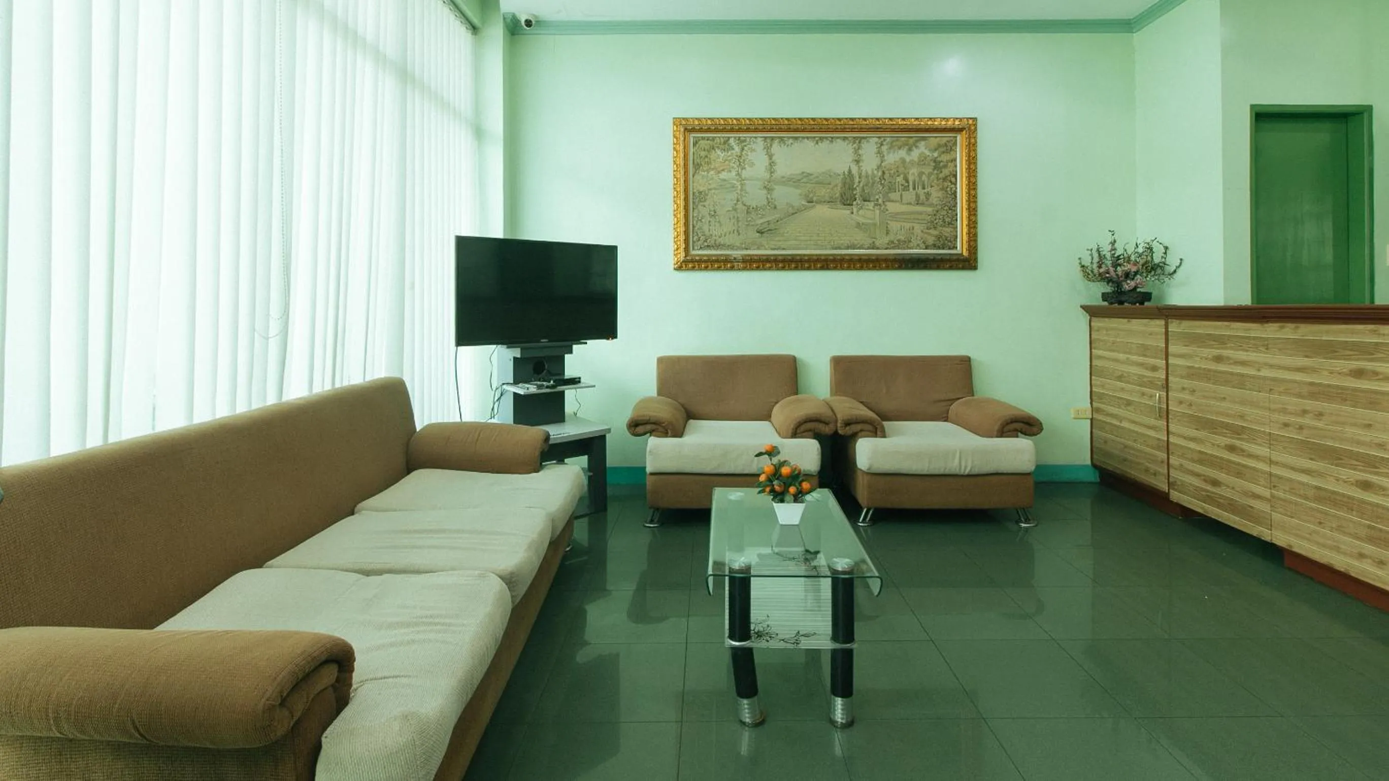 Seating area in RedDoorz @ Orsu Hotel Angeles Pampanga