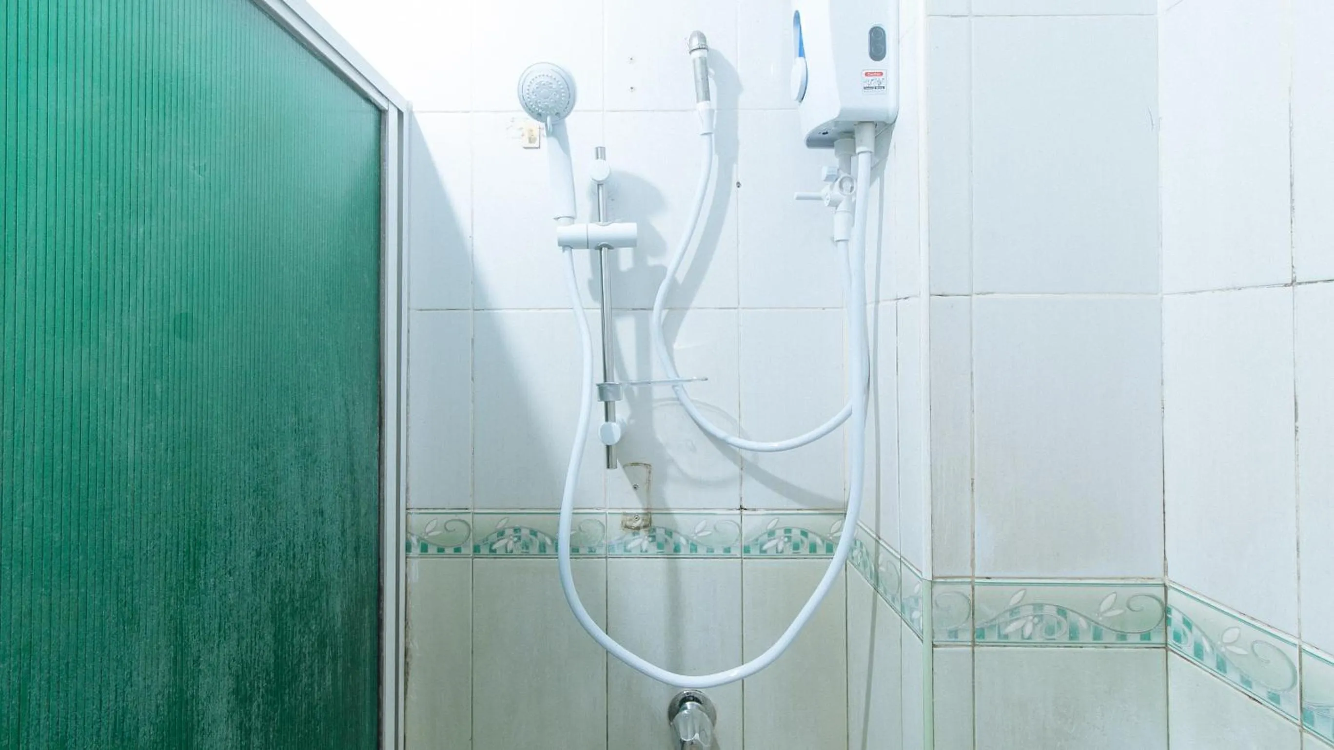 Shower in RedDoorz @ Orsu Hotel Angeles Pampanga