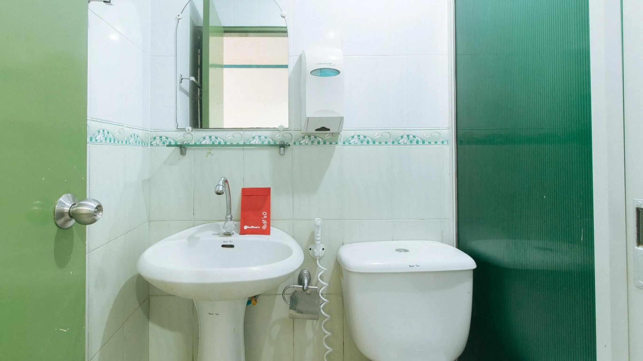 Shower in RedDoorz @ Orsu Hotel Angeles Pampanga