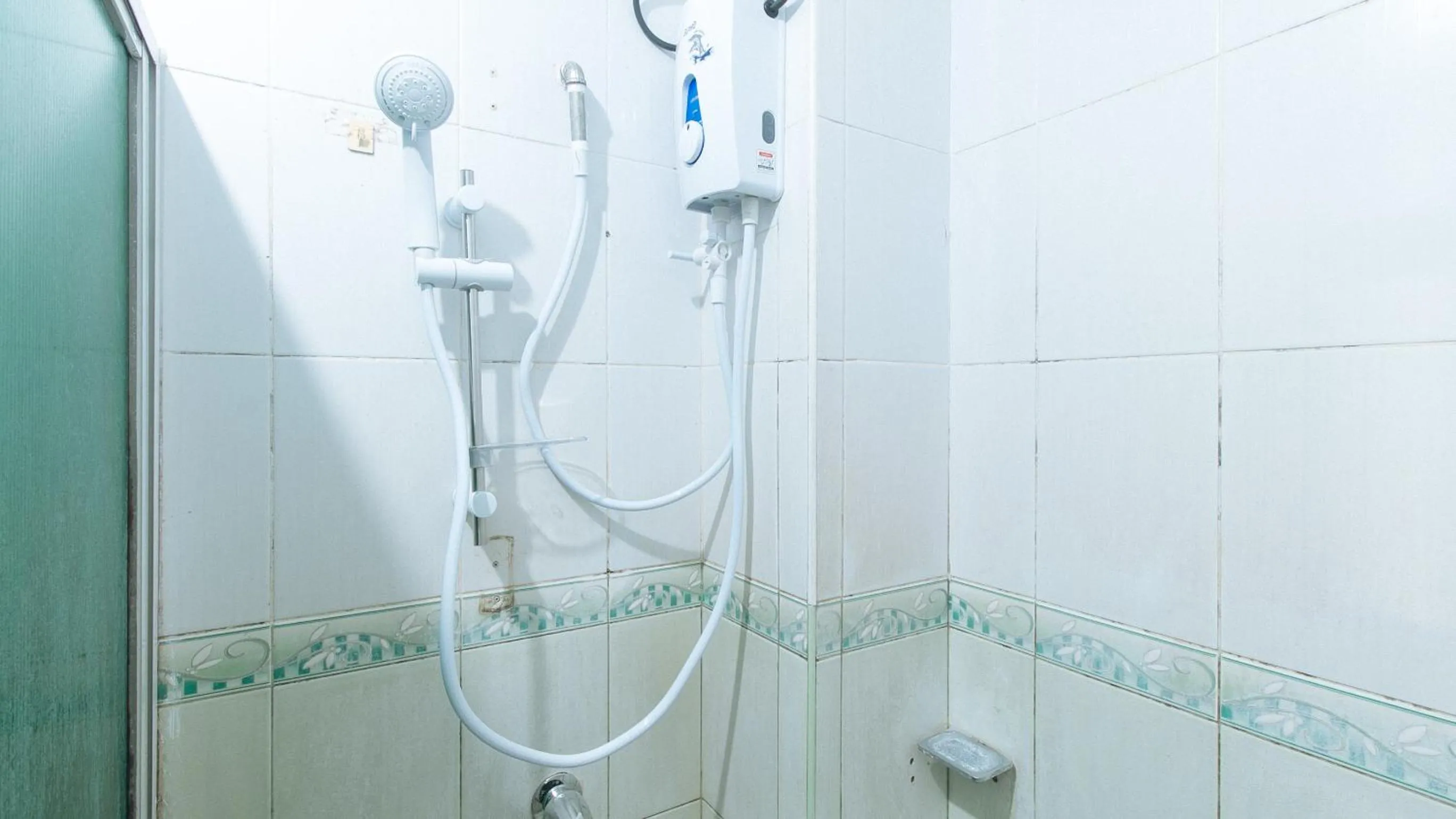 Shower in RedDoorz @ Orsu Hotel Angeles Pampanga