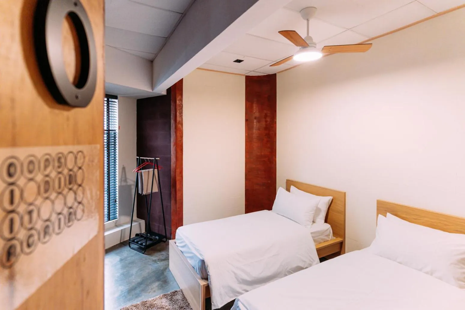 Twin Room with Private Bathroom in Walk-Up To SIAR - Children Not Allowed