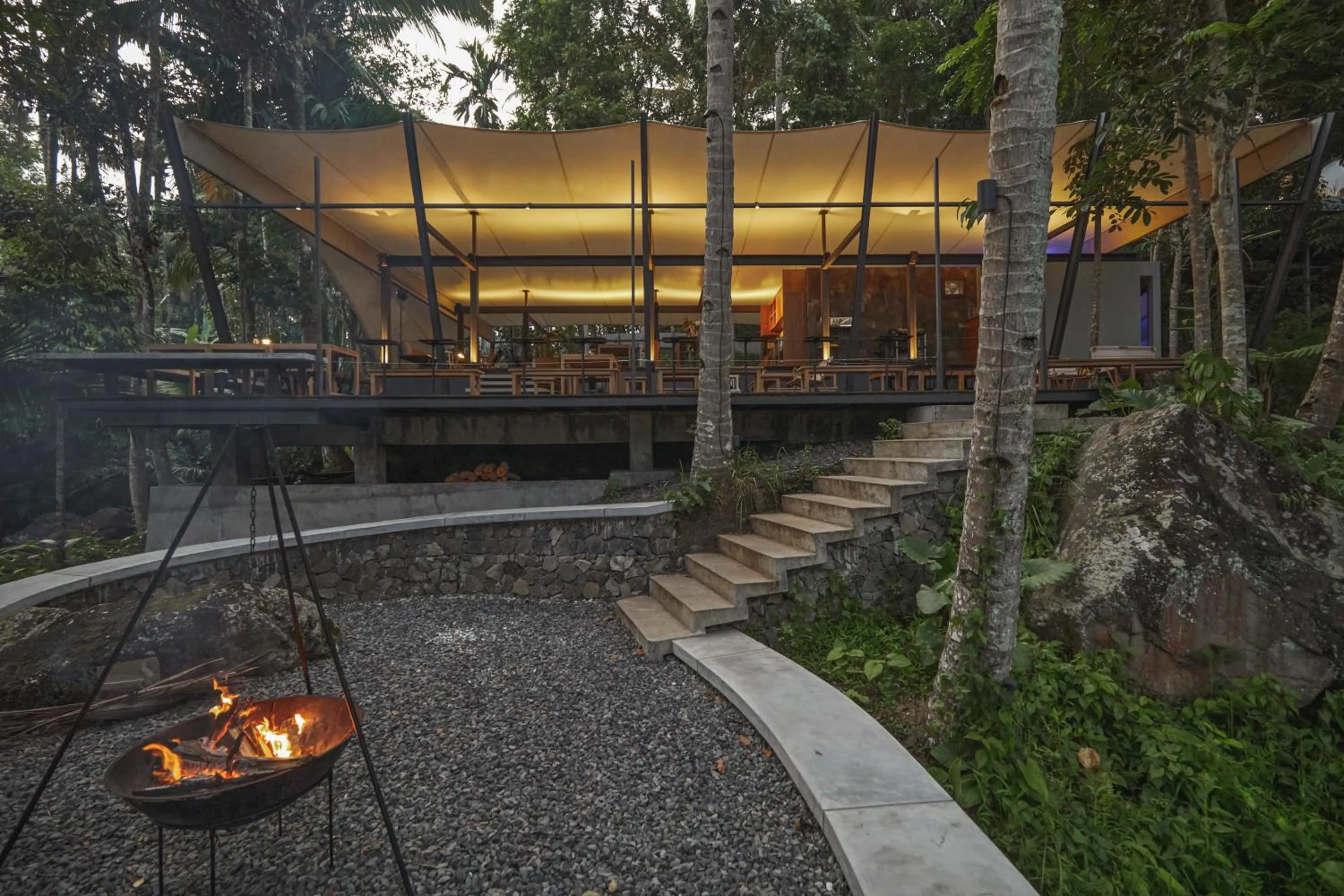 Restaurant/places to eat in Lintang Luku Tent Resort