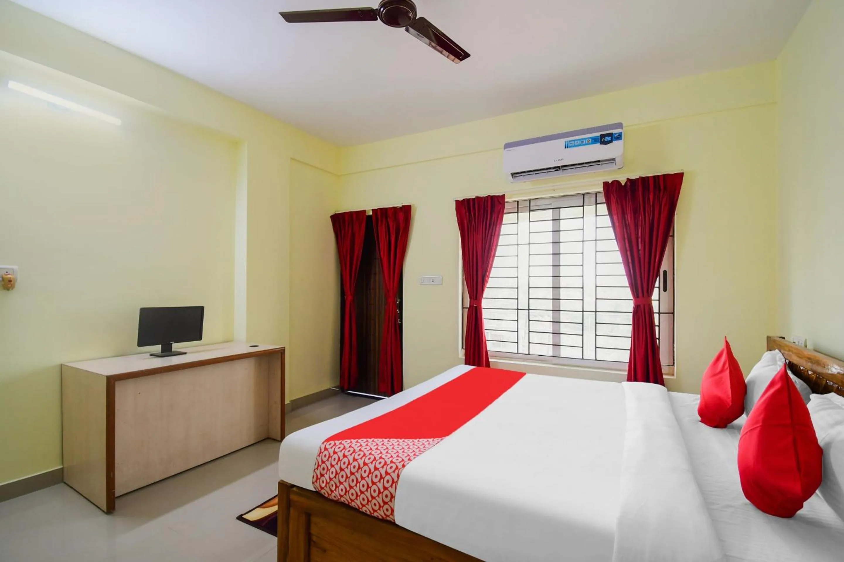 Bedroom, Bed in Hotel O U Tech Hotel And Restaurant