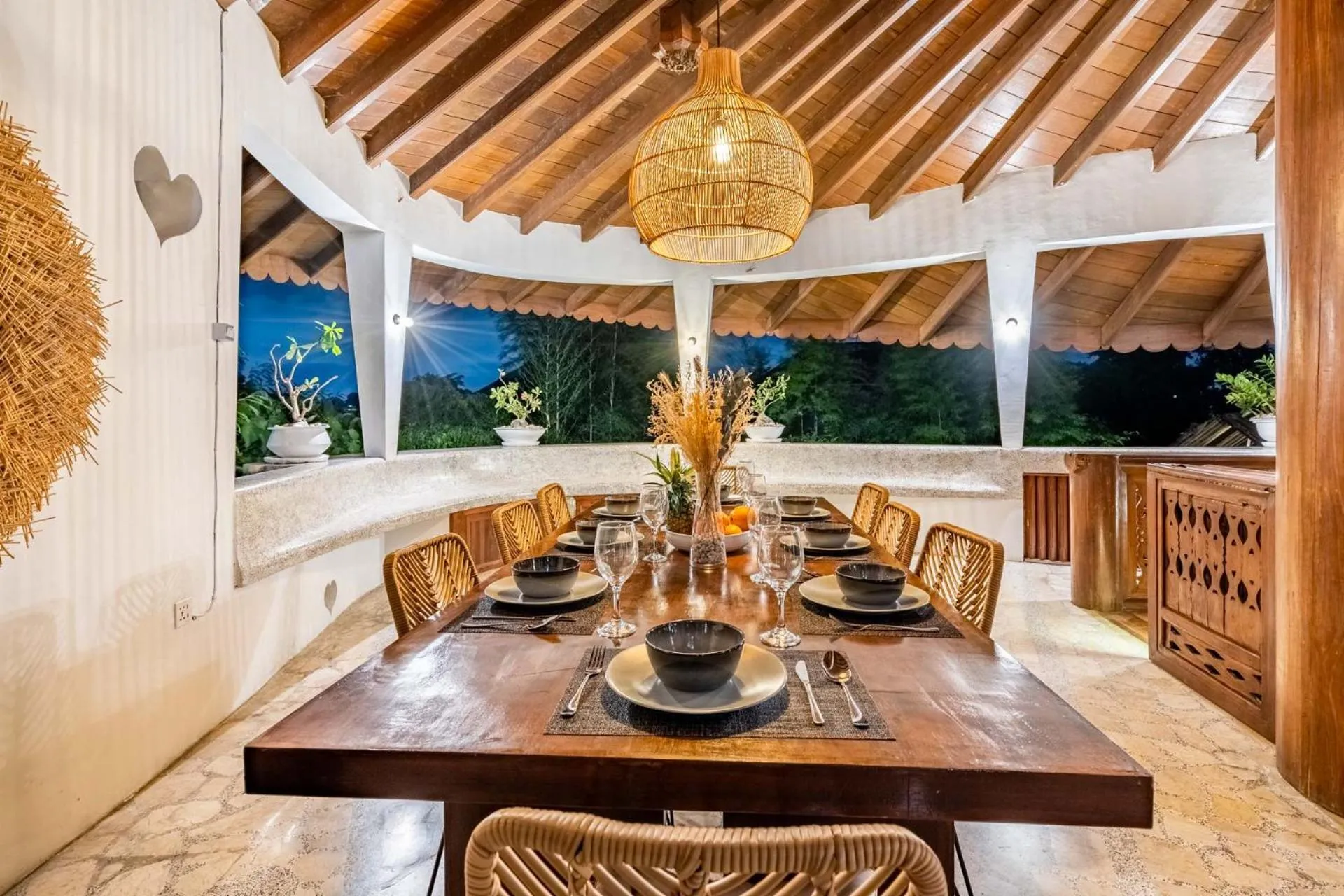Dining area in Villa Canggu Hearts