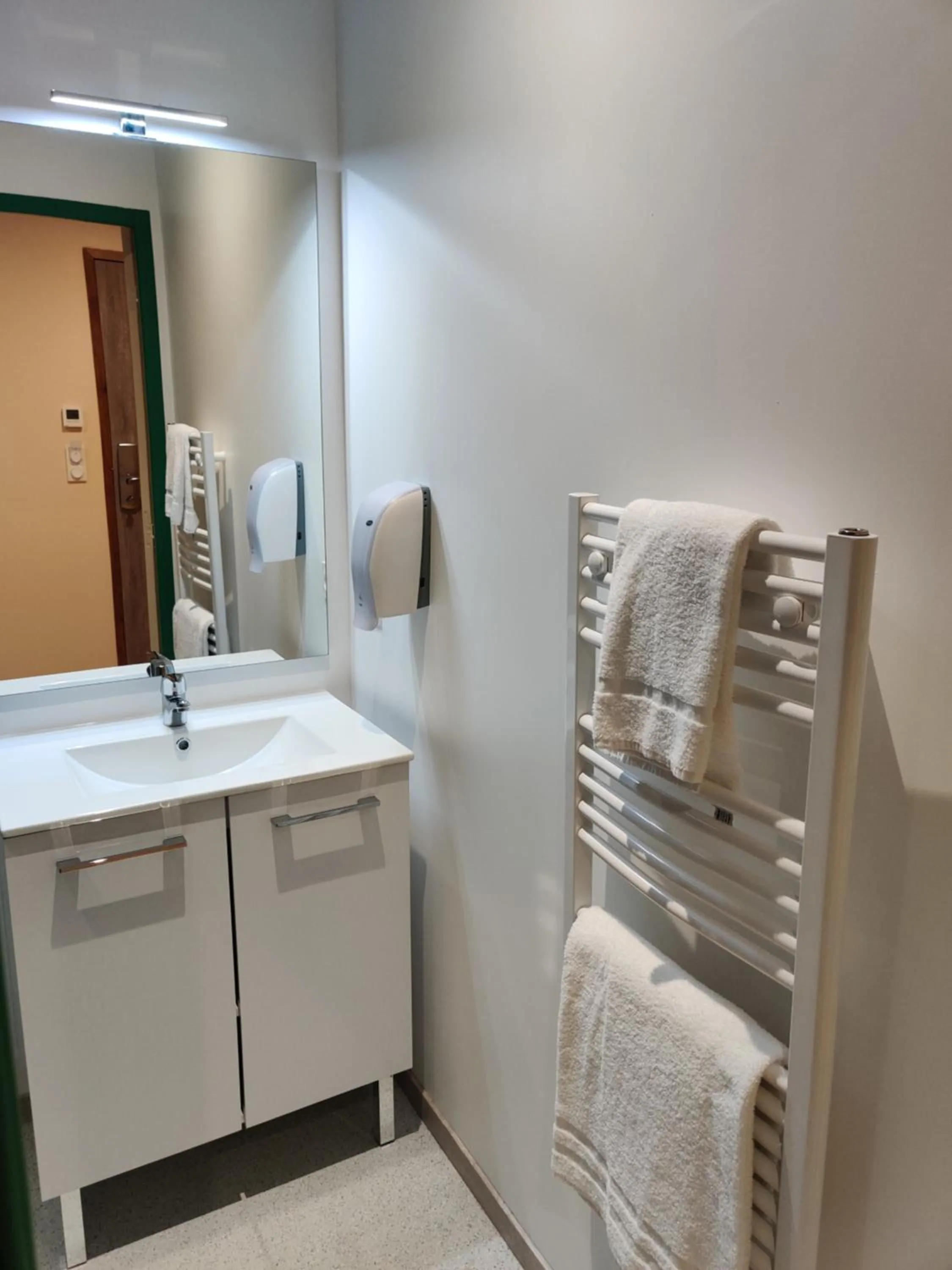 Bathroom in Hôtel de la Tour