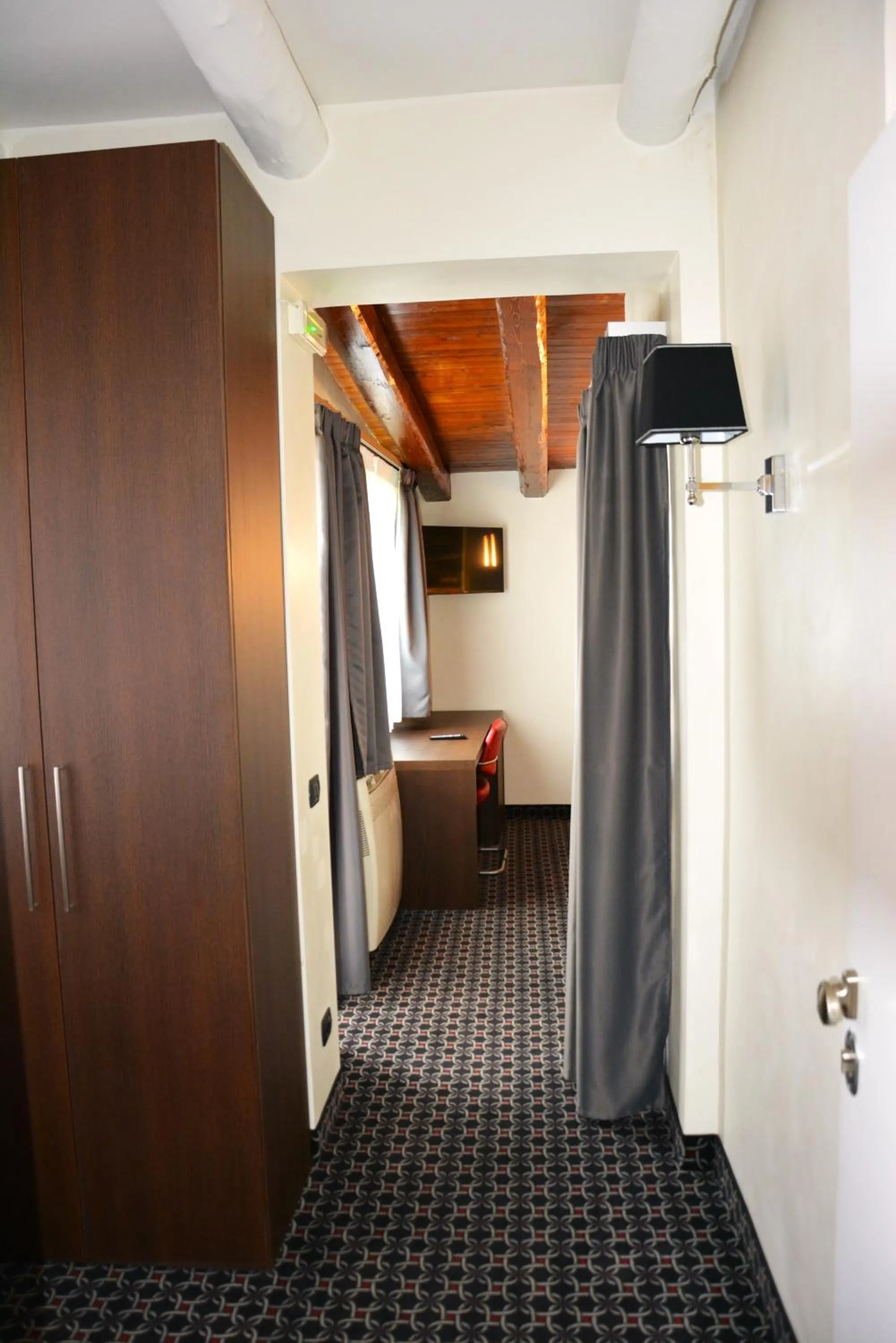 Photo of the whole room, Bed in Gemelli Hotel