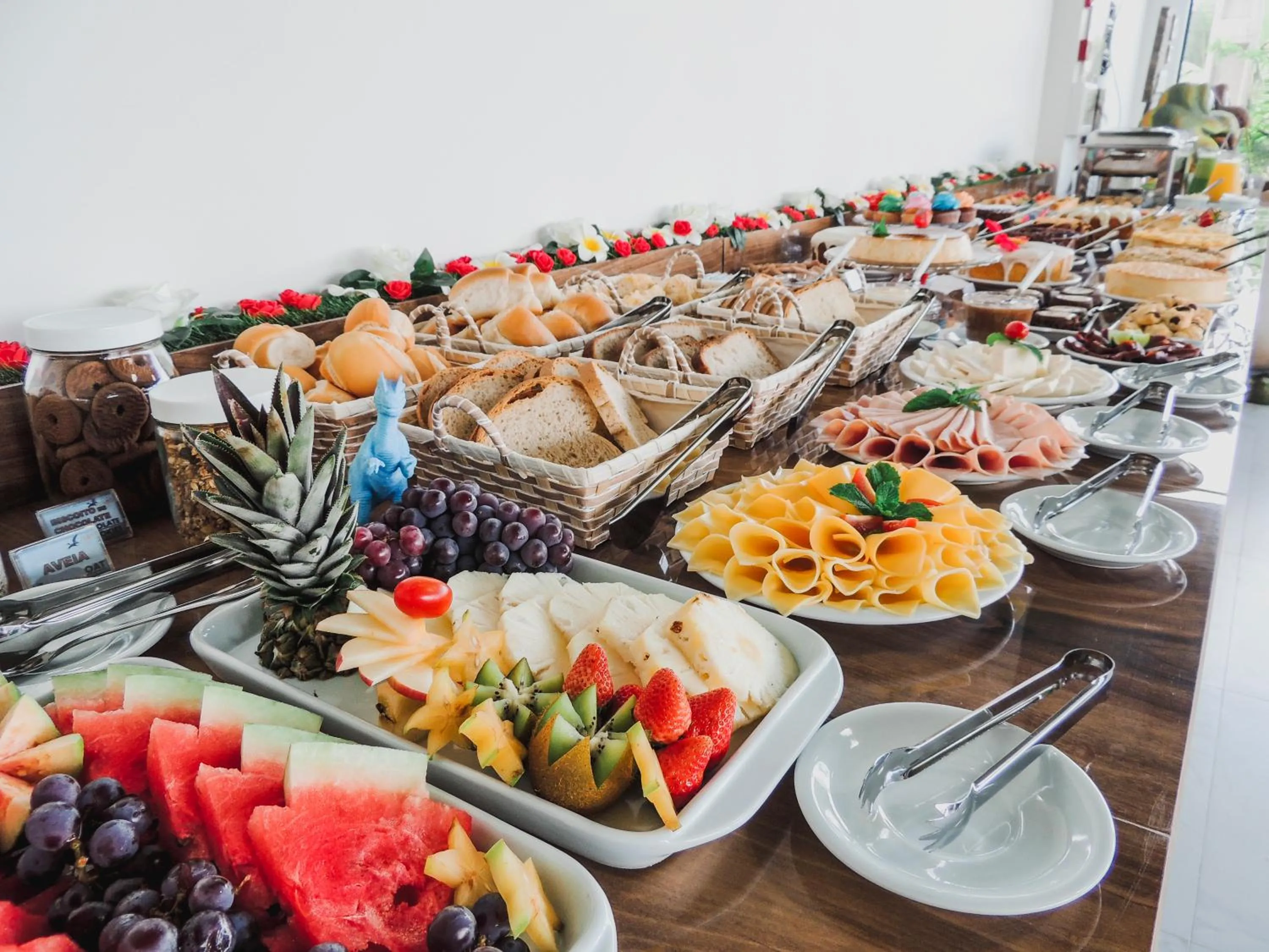 Buffet breakfast in Hotel Recanto dos Dinossauros