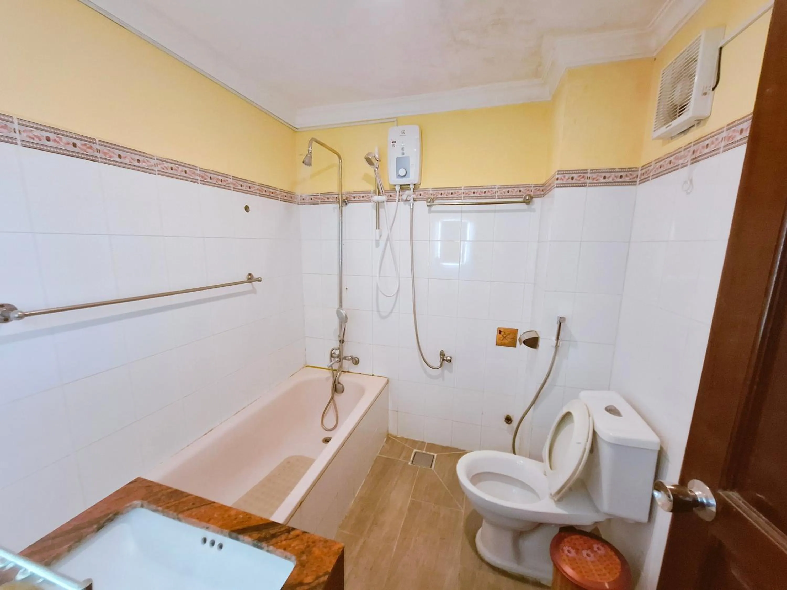 Shower in Homestay Hostel Apartment Minh Lộc