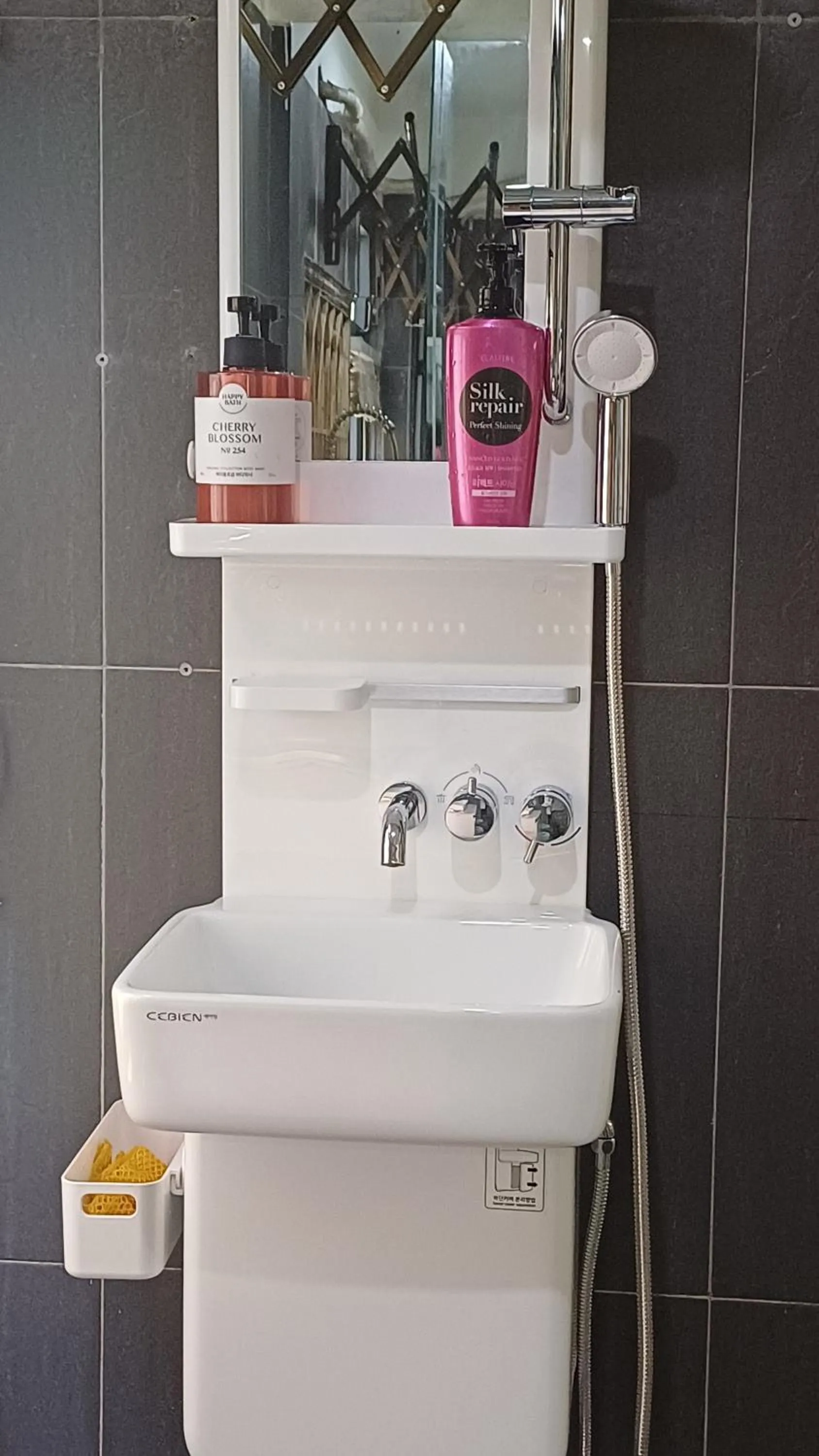 Shower in Homestay Hostel Apartment Minh Lộc