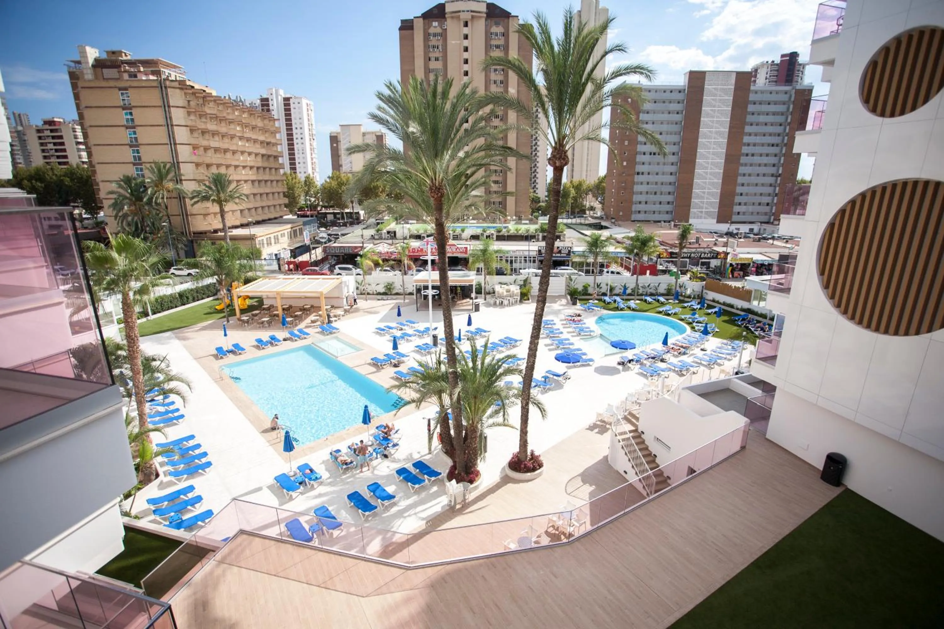 Swimming pool in Ambassador Playa I