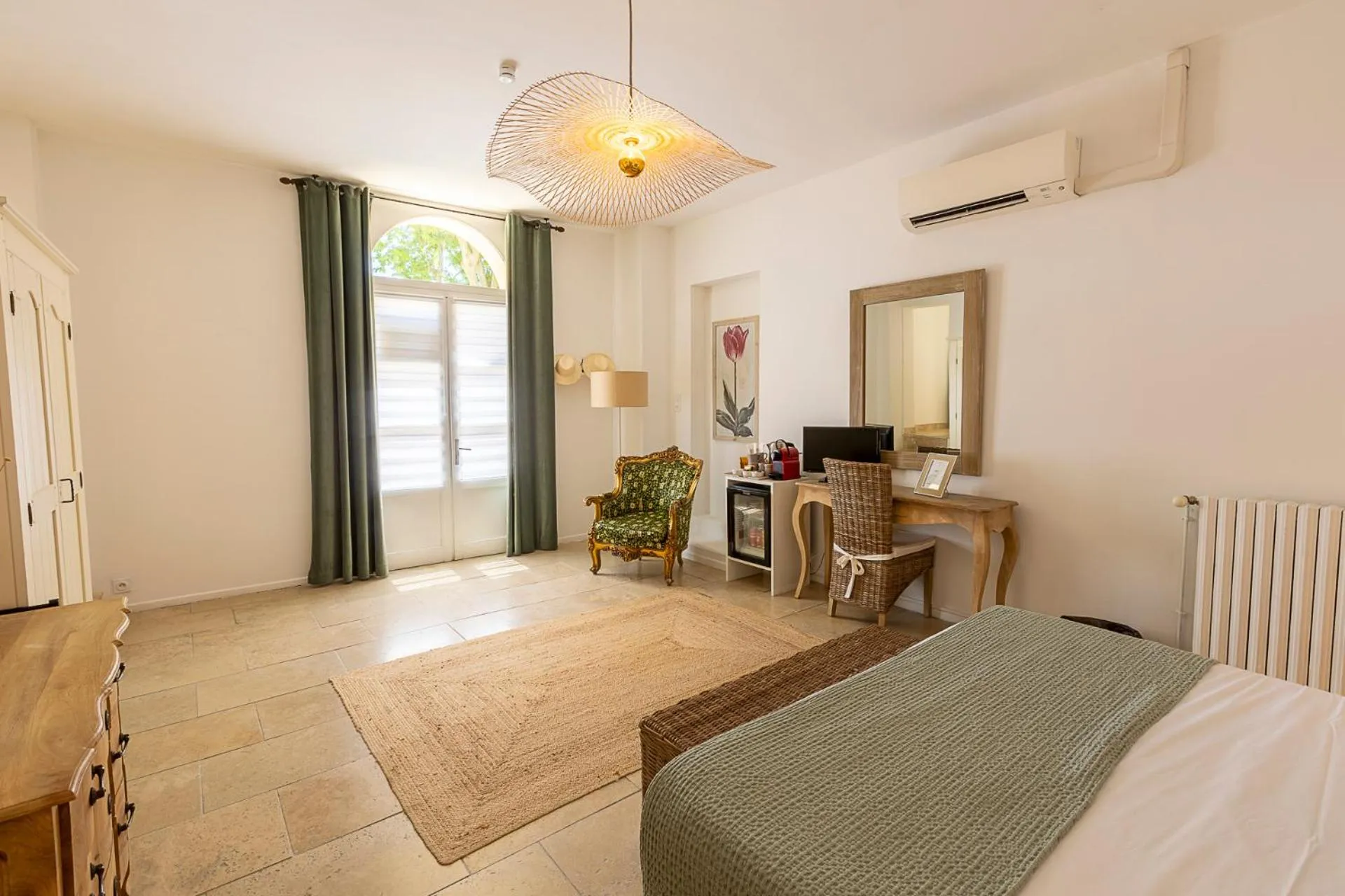 Photo of the whole room, Bed in Mas de Capelou