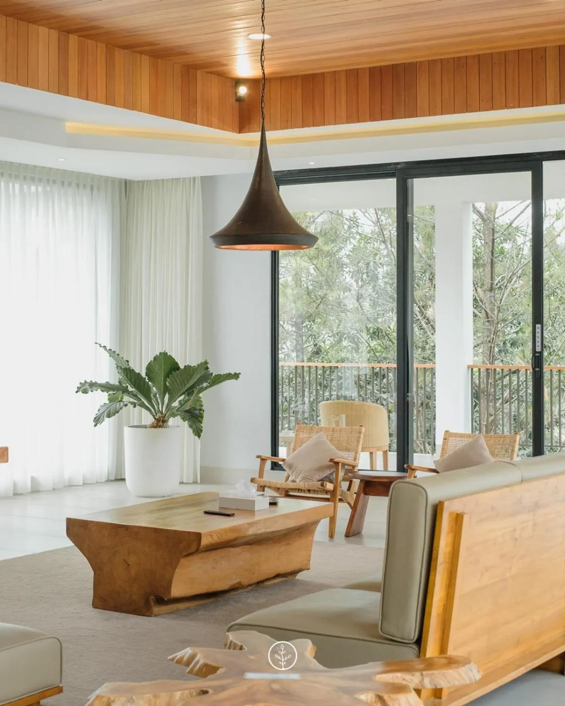 Living room in Atsuka Hill View Villa 8 bedrooms with a private heated swimming pool