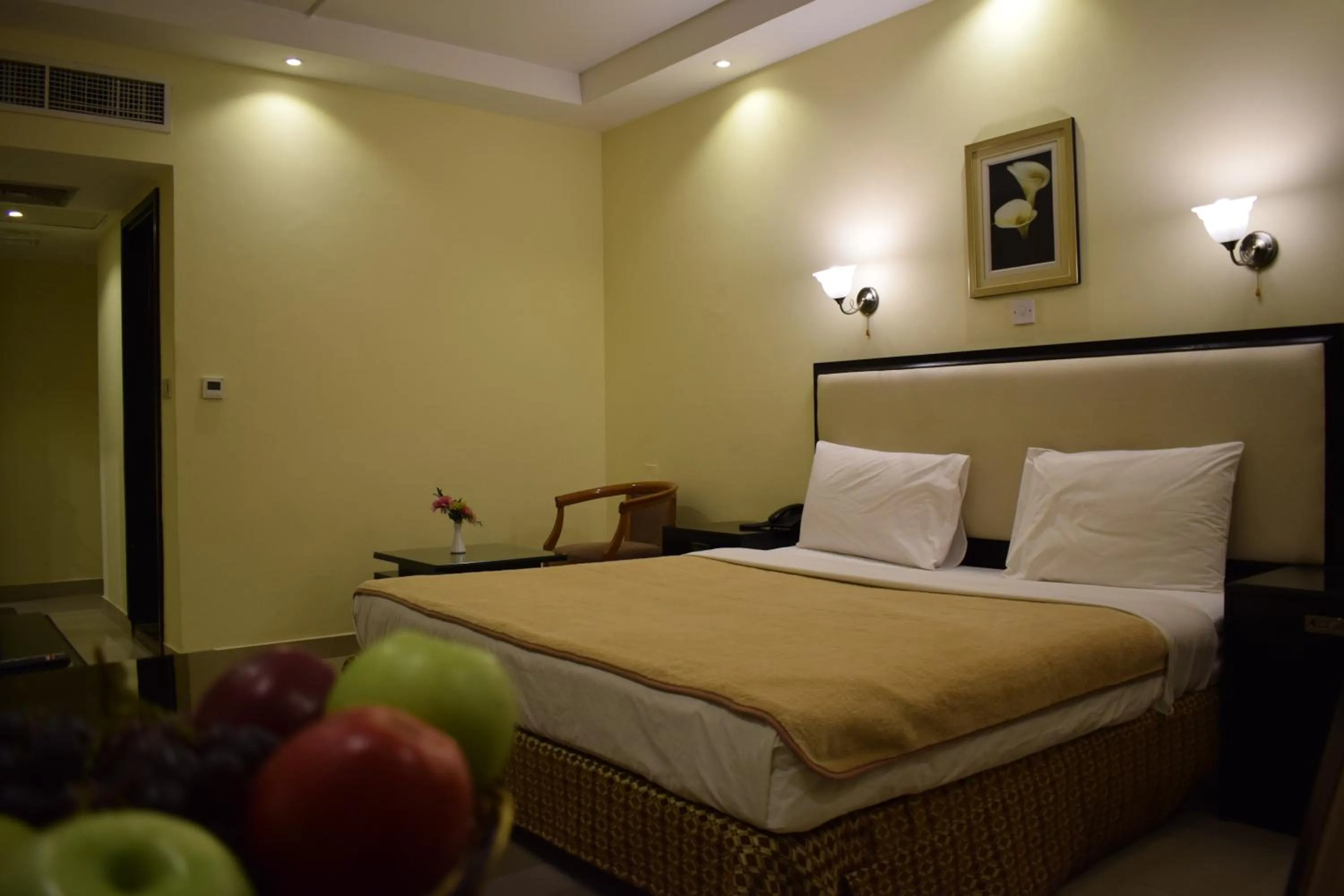 Bedroom, Bed in Palm Beach Hotel