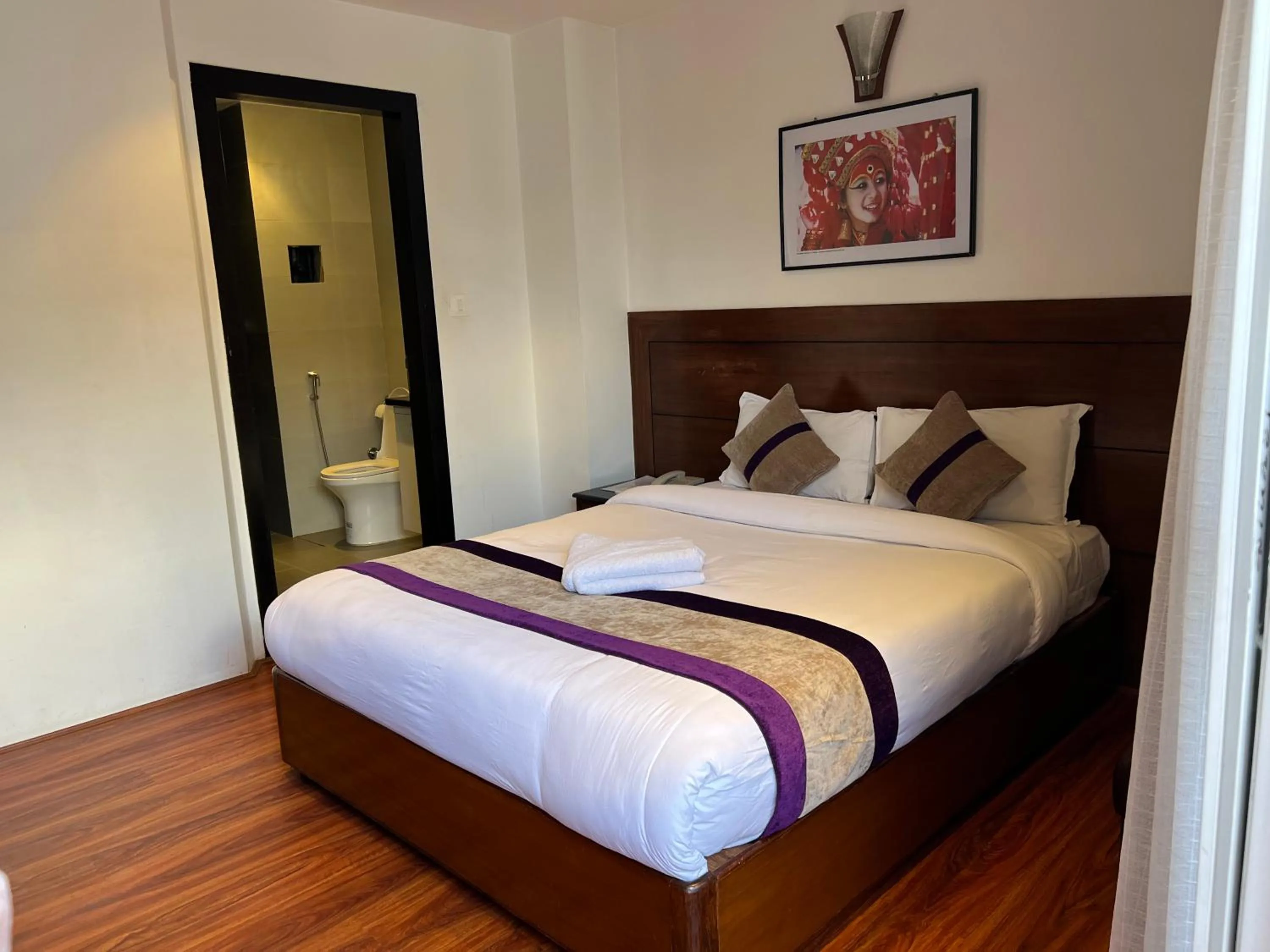 Shower, Bed in Hotel New Era