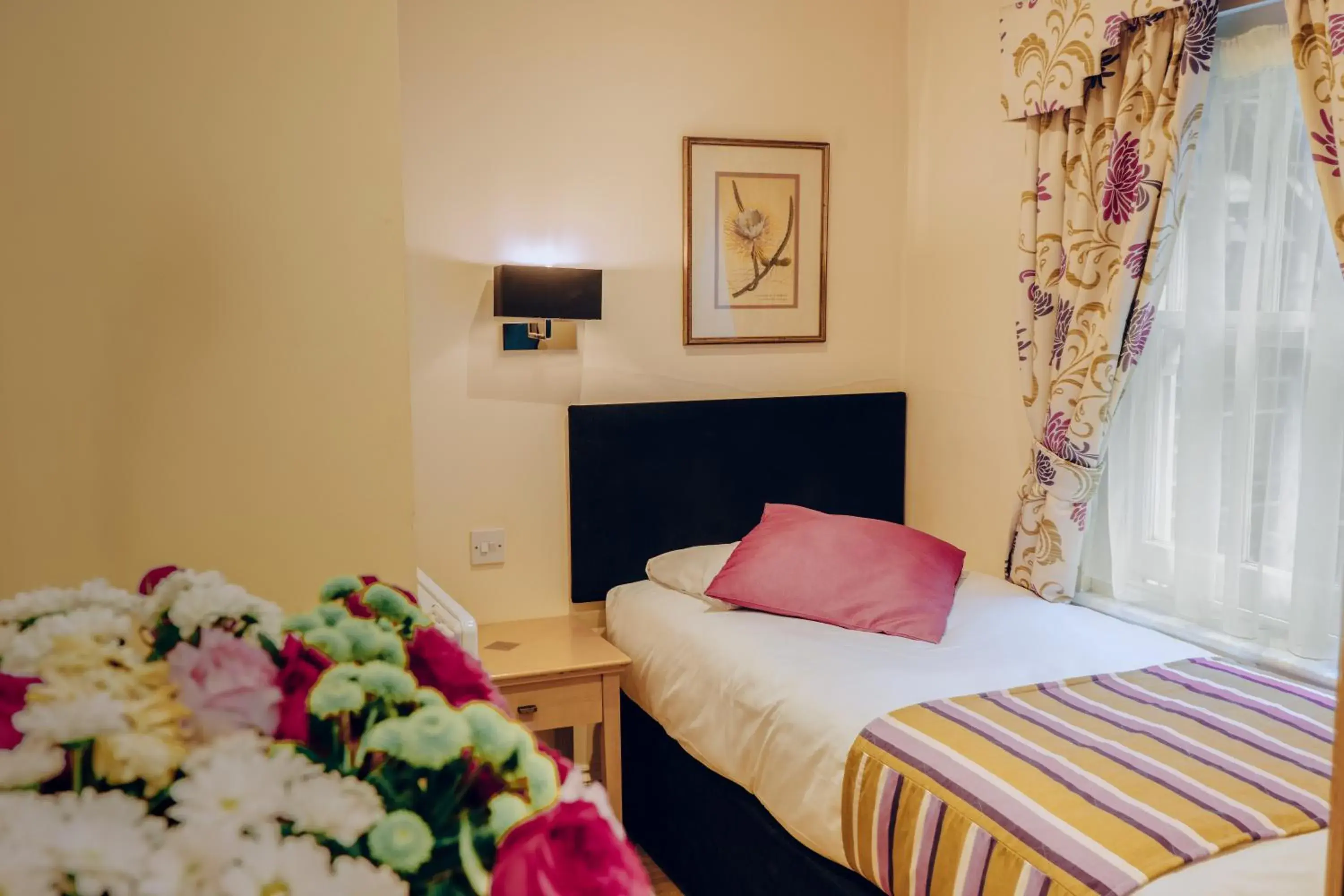 Single Room with Private Bathroom in Athena Hotel Single Room with Private Bathroom in Athena Hotel