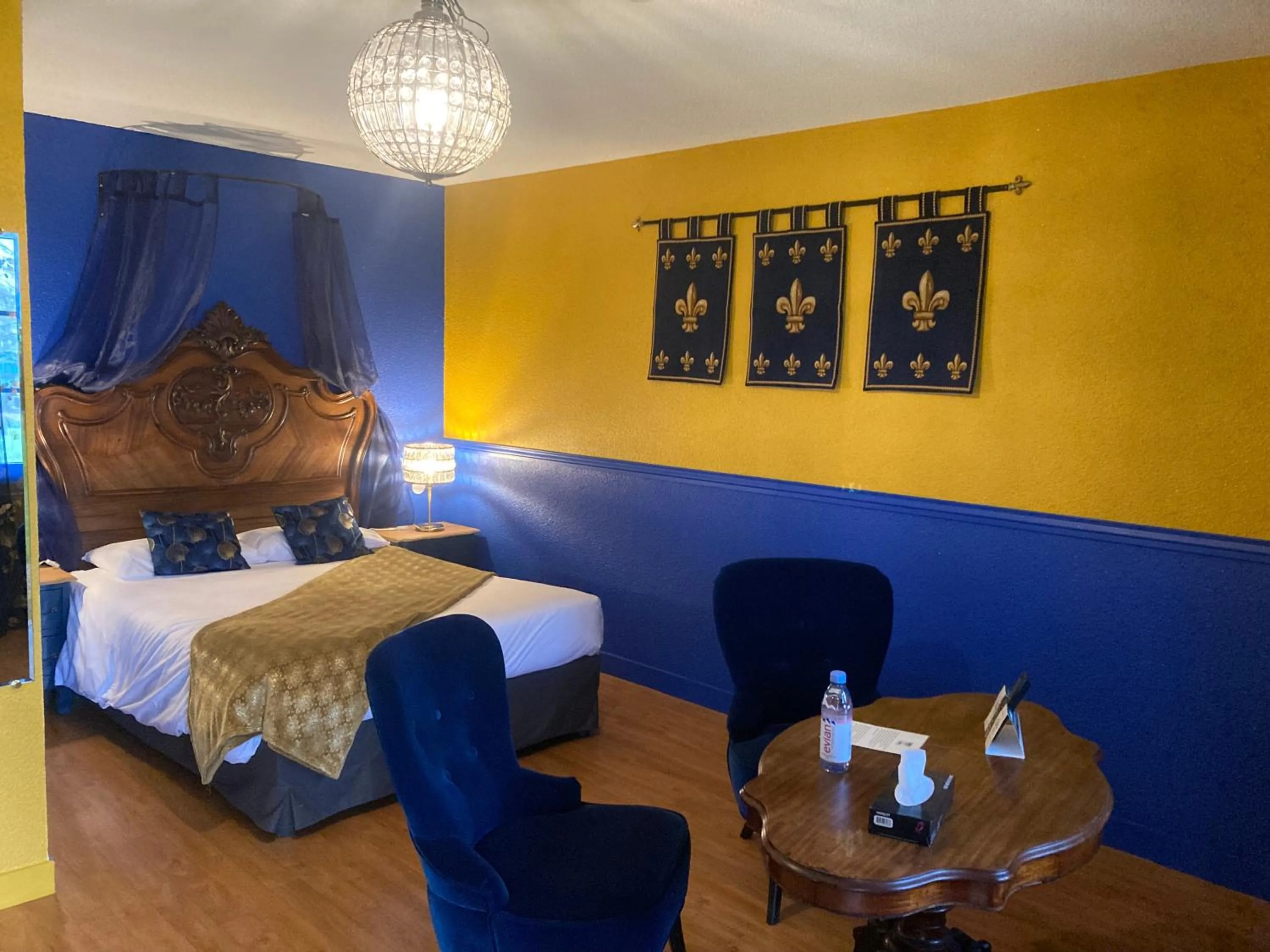 Bed in Logis Auberge De Launay