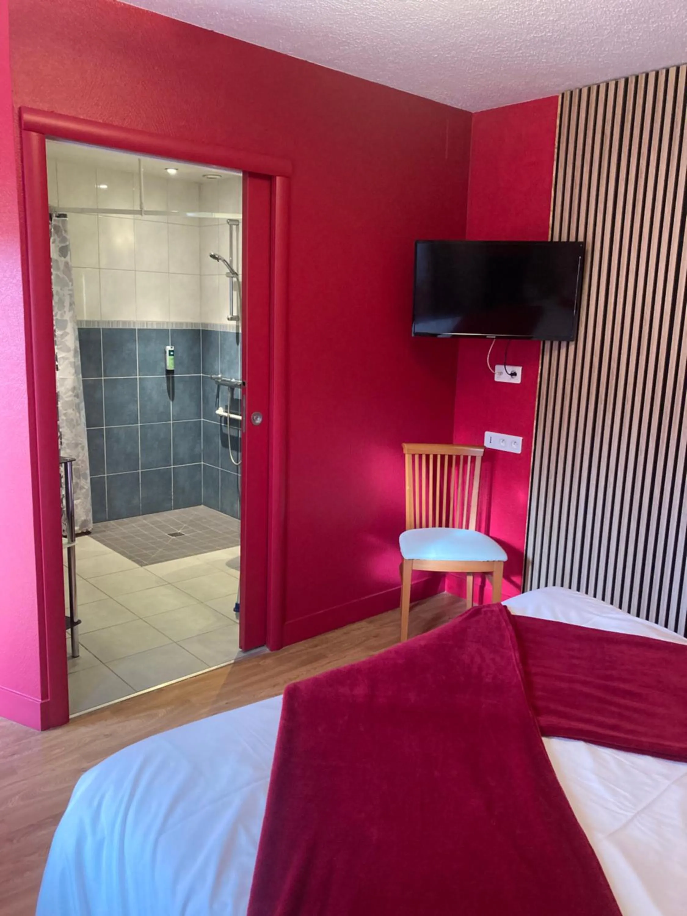 Bed in Logis Auberge De Launay