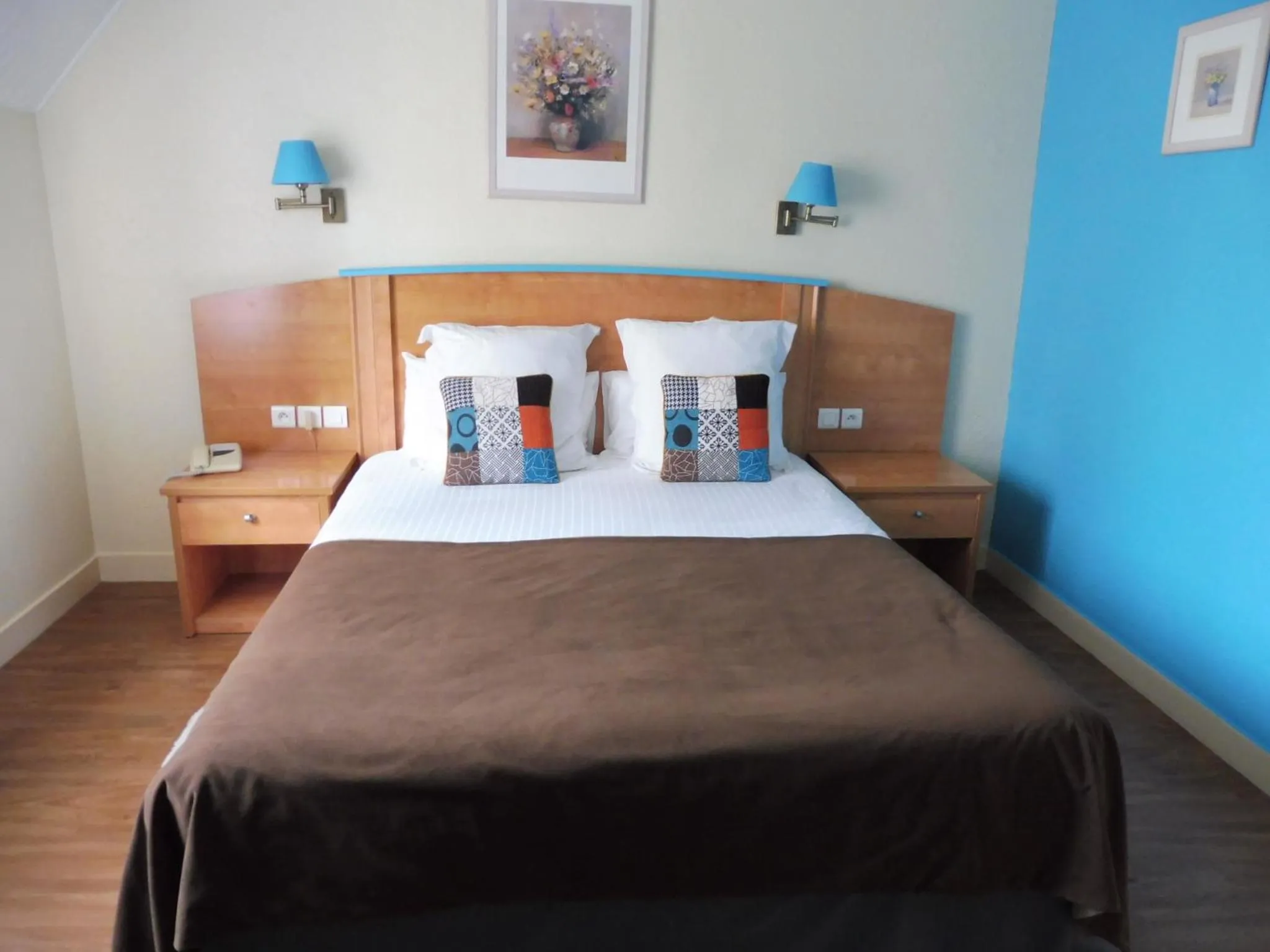 Bed in Logis Auberge De Launay