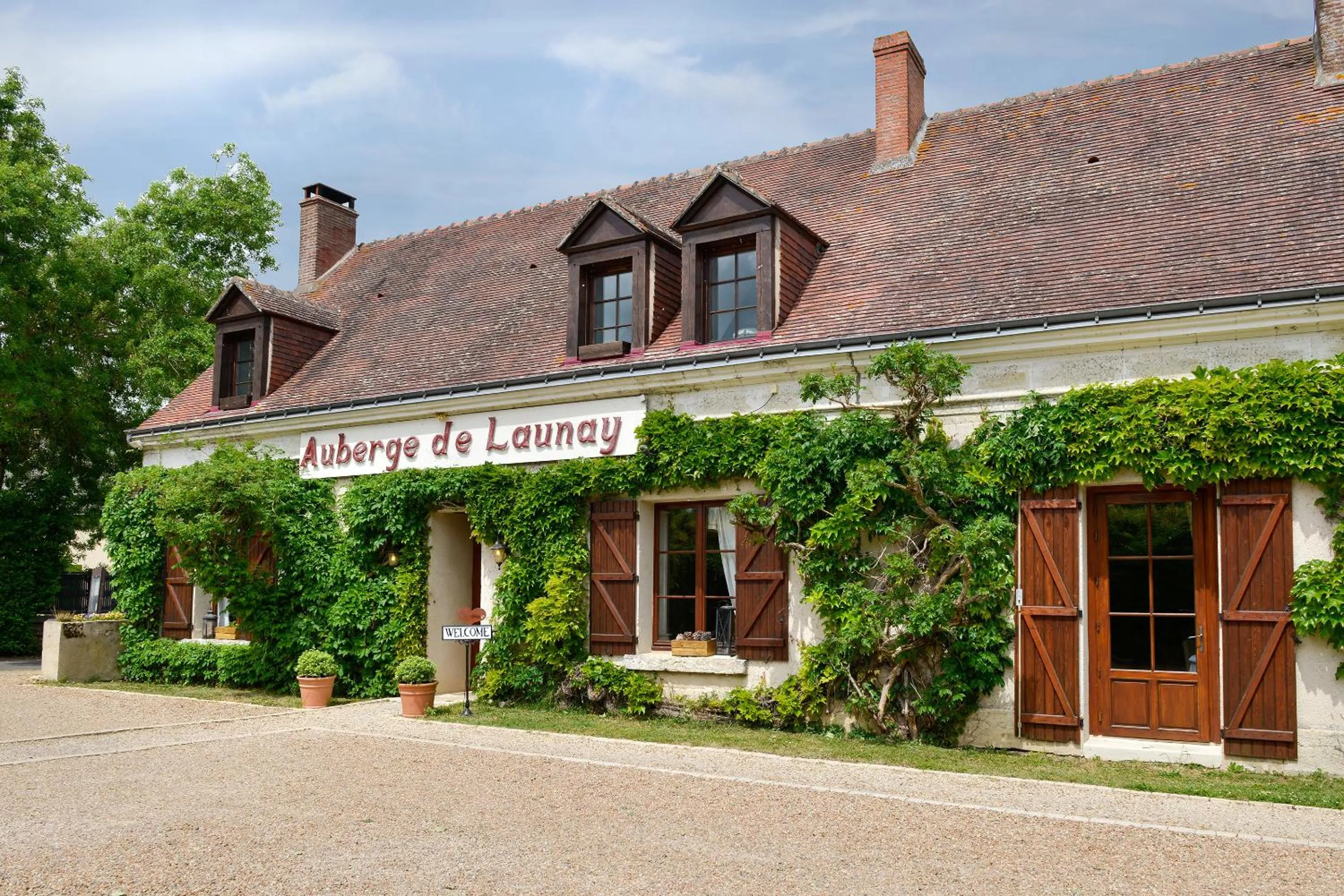 Property building in Logis Auberge De Launay