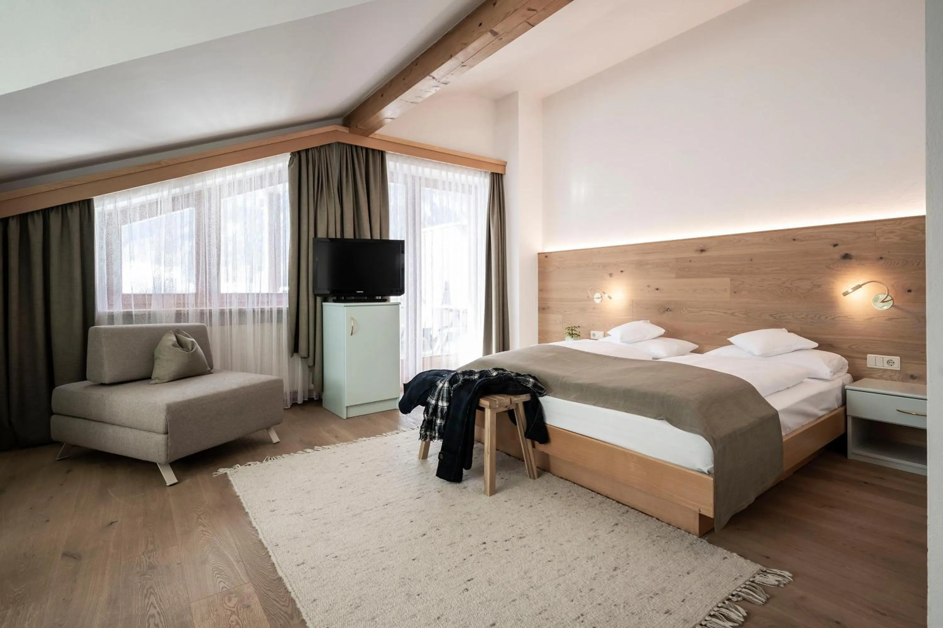 Photo of the whole room, Bed in Residence Königswarte Strata Sexten