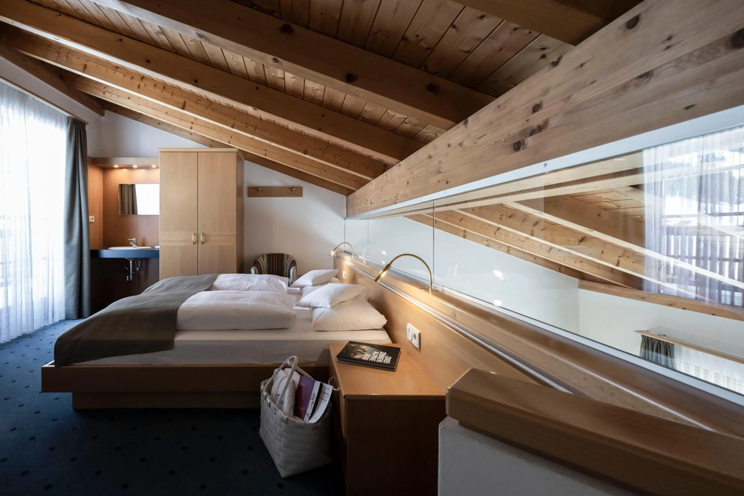 Photo of the whole room, Bed in Residence Königswarte Strata Sexten