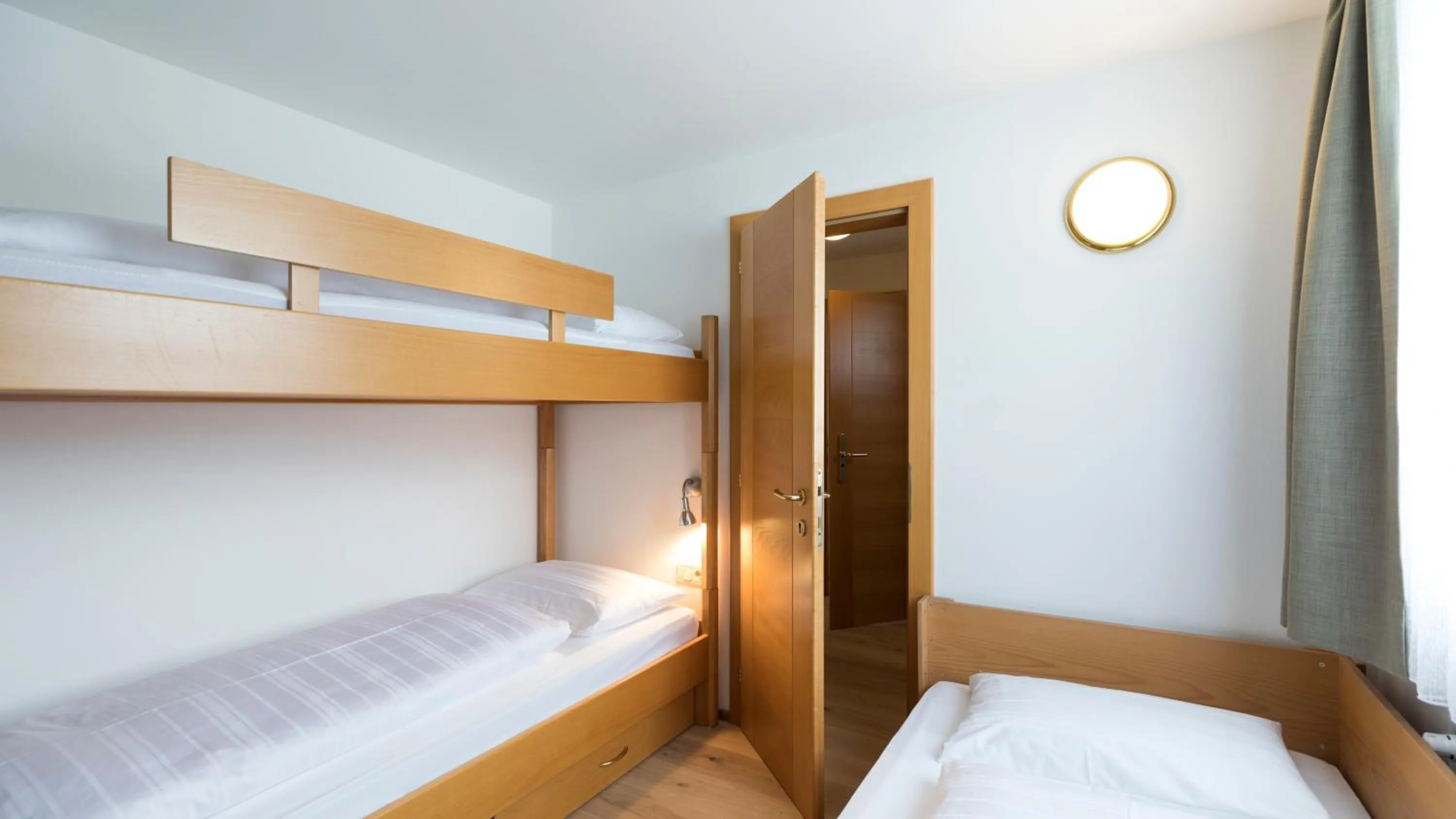 Photo of the whole room, Bed in Residence Königswarte Strata Sexten