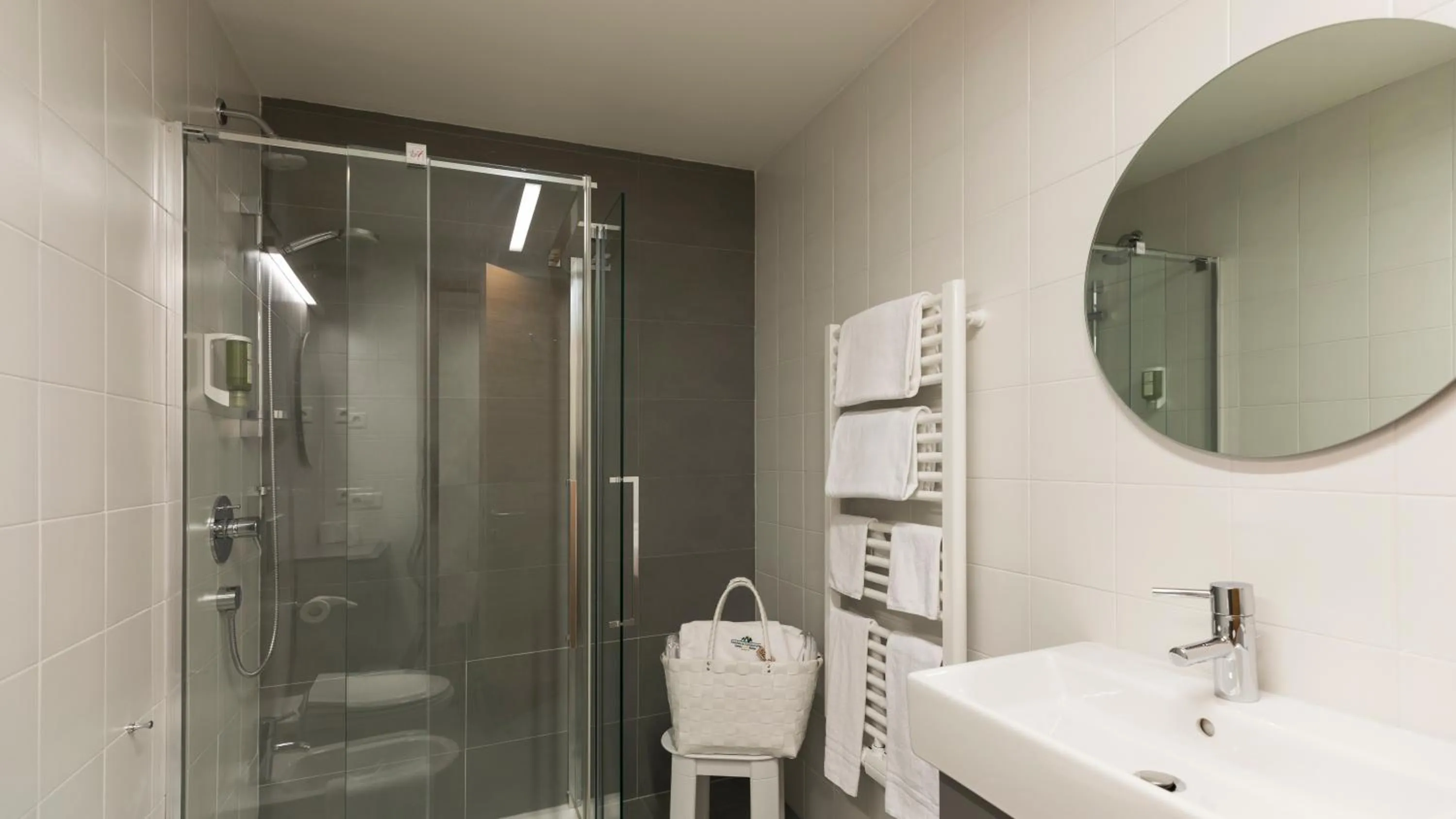 Shower in Residence Königswarte Strata Sexten