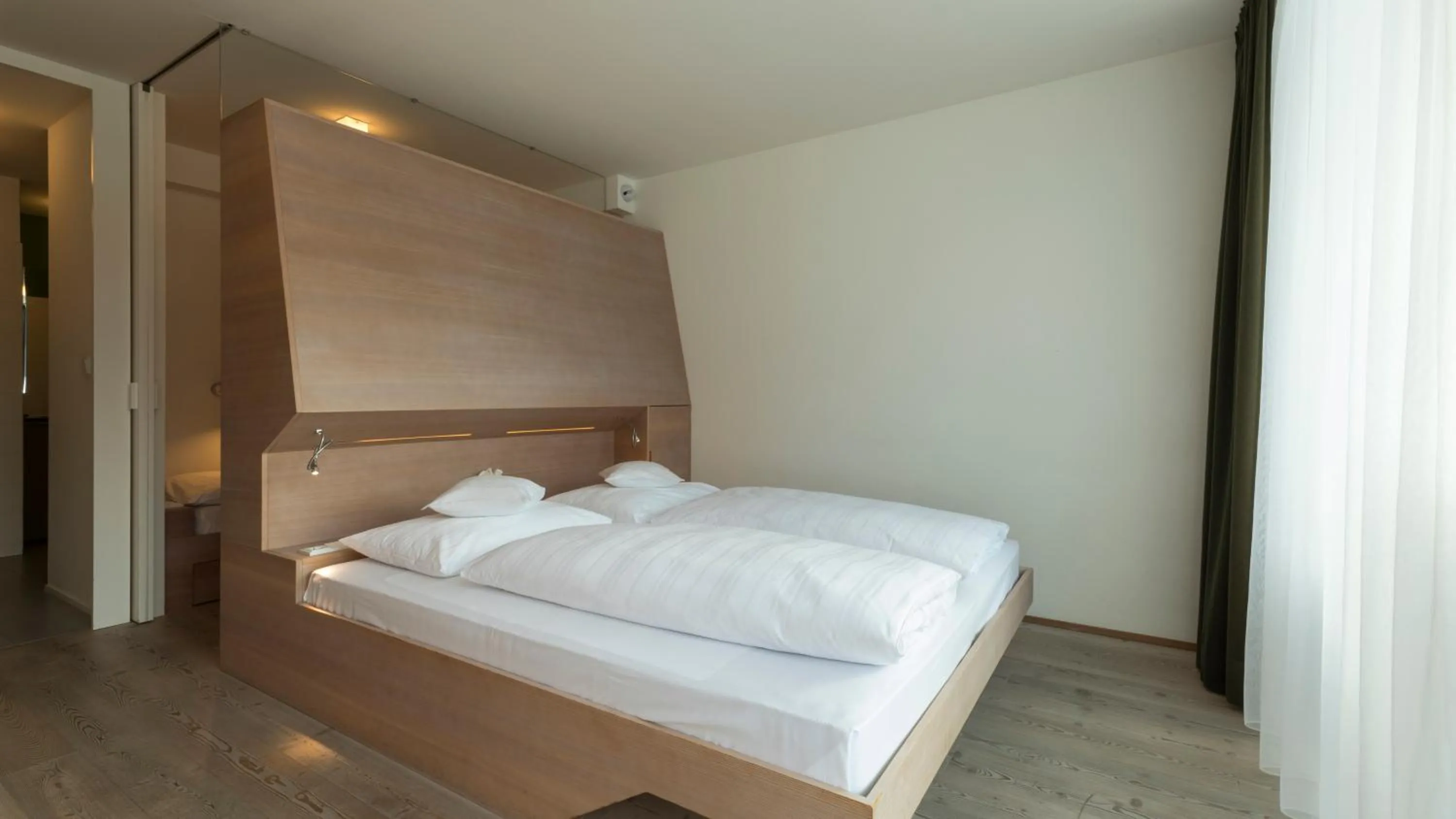 Photo of the whole room, Bed in Residence Königswarte Strata Sexten