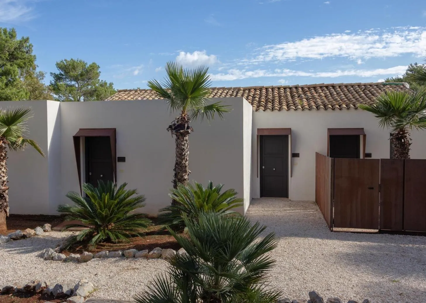 Facade/entrance in Araja Villa&Suite by Geocharme